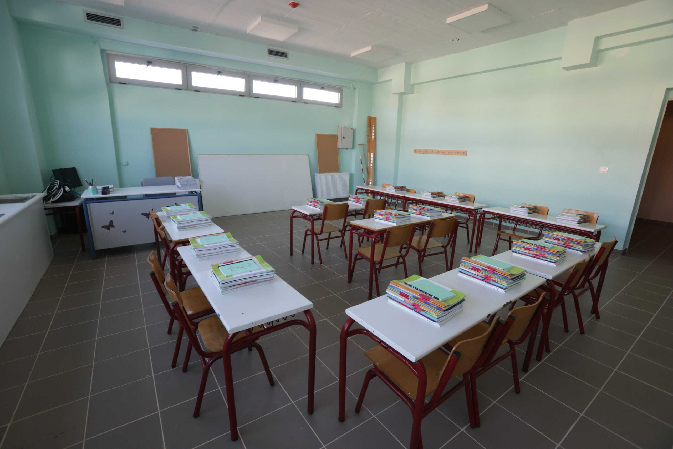 Παρουσία του Περιφερειάρχη Αττικής Νίκου Χαρδαλιά πραγματοποιήθηκαν τα εγκαίνια των δύο ολοκαίνουργιων σχολείων που χρηματοδοτήθηκαν στο σύνολό τους με πόρους της Περιφέρειας Αττικής - του 1ου Δημοτικού Σχολείου Νέας Ερυθραίας και του 21ου Δημοτικού Σχολείου Αχαρνών, Τετάρτη 11 Σεπτεμβρίου 2024. 
(ΓΡΑΦΕΙΟ ΤΥΠΟΥ ΠΕΡΙΦΕΡΕΙΑΣ ΑΤΤΙΚΗΣ
