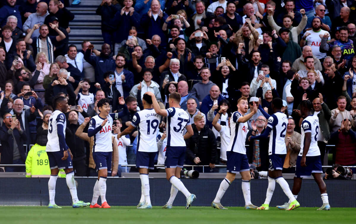 Soccer Football - Premier League - Tottenham Hotspur v West Ham United - Tottenham Hotspur Stadium, London, Britain - October 19, 2024 Tottenham Hotspur's Son Heung-min celebrates scoring their fourth goal with teammates REUTERS