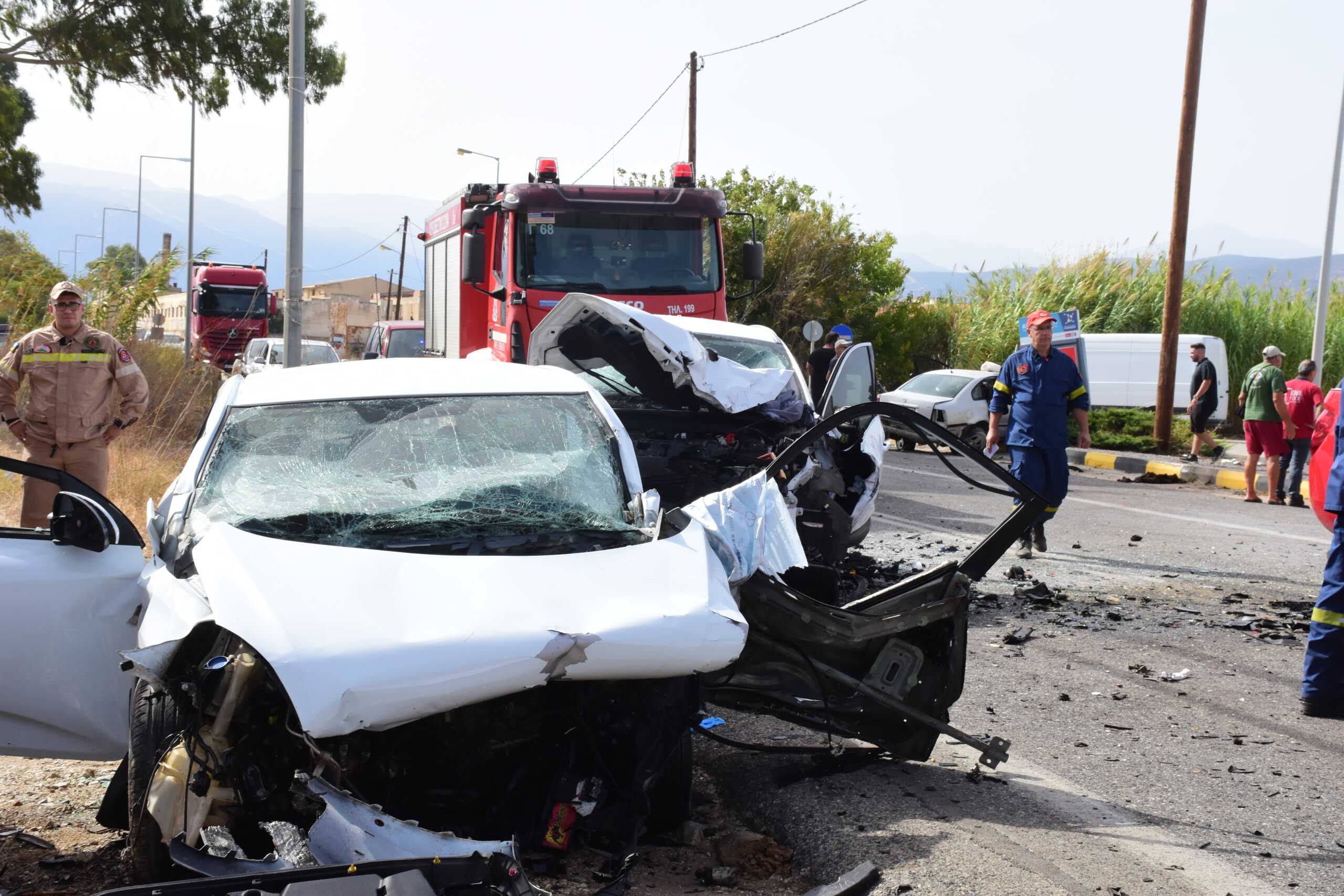 ΑΡΓΟΣ-Τροχαίο δυστύχημα σημειώθηκε το μεσημέρι της Παρασκευής στην παραλιακή οδό Νέας Κίου - Ναυπλίου όταν οδηγός επιβατικού έχασε τον έλεγχο του οχήματός του συγκρούστηκε με δύο ΙΧ επιβατικά που κινούνταν στο αντίθετο ρεύμα , βγήκε εκτός δρόμου και προσέκρουσε σε νησίδα. Αποτέλεσμα ο θανάσιμος τραυματισμός της οδηγού του ενός οχήματος και ο τραυματισμός δυο ατόμων ακόμα.
Έρευνα για τα ακριβή αίτια του δυστυχήματος διενεργεί η Τροχαία Άργους. (Βασίλης Παπαδόπουλος