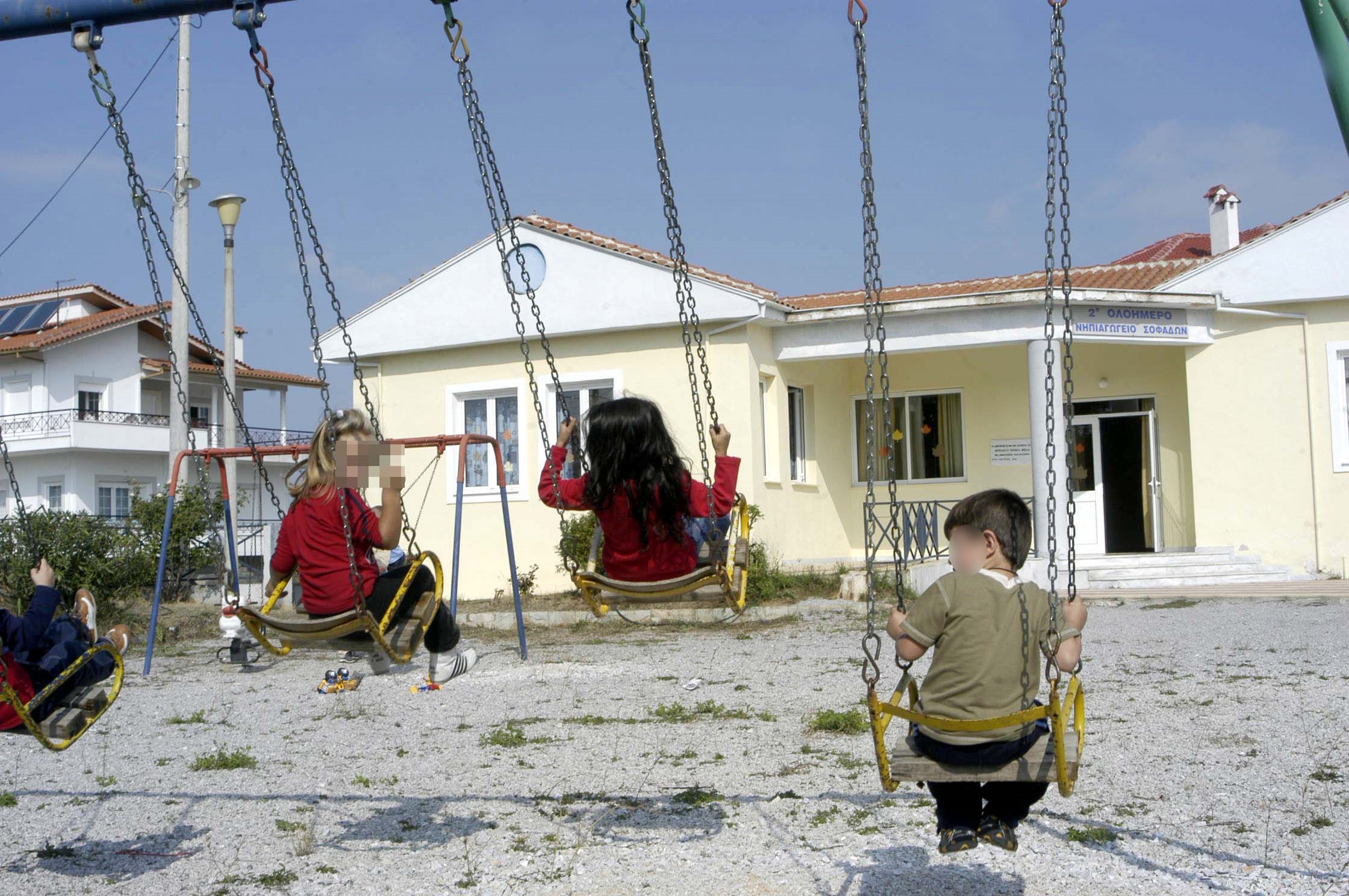 ΤΗΝ ΠΑΡΕΜΠΟΔΙΣΗ ΤΗΣ ΕΓΓΡΑΦΗΣ ΚΑΙ ΦΟΙΤΗΣΗΣ ΣΕ ΝΗΠΙΑΓΩΓΕΙΟ ΤΩΝ ΣΟΦΑΔΩΝ ΜΙΑΣ ΜΑΘΗΤΡΙΑΣ ΡΟΜΑ ΚΑΤΑΓΓΕΛΛΟΥΝ ΤΑ ΜΕΛΗ ΤΟΥ ΜΟΡΦΩΤΙΚΟΥ ΣΥΛΛΟΓΟΥ ΡΟΜΑ ΣΟΦΑΔΩΝ ΣΤΗΝ ΚΑΡΔΙΤΣΑ