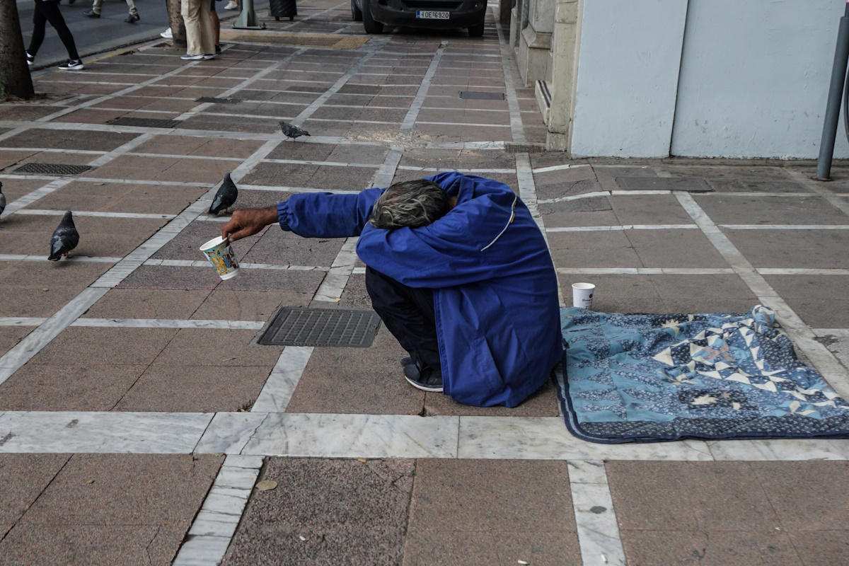 ΖΗΤΩΝΤΑΣ ΟΙΚΟΝΟΜΙΚΗ ΒΟΗΘΕΙΑ ΣΤΟΥΣ ΔΡΟΜΟΥΣ ΤΗΣ ΑΘΗΝΑΣ(ΚΟΝΤΑΡΙΝΗΣ ΓΙΩΡΓΟΣ EUROKINISSI)