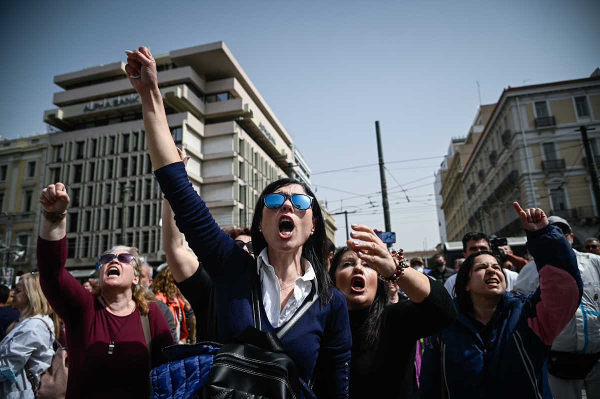 Απεργιακές συγκεντρώσεις στην Πλατεία Κλαυθμώνος και στα Προπύλαια και πορεία στην Βουλή, στα πλαίσια της 24ωρης Πανελλαδικής απεργίας της ΓΣΕΕ και της ΑΔΕΔΥ για αυξήσεις μισθών και ακρίβεια, Τετάρτη 6 Απριλίου 2022 (ΜΙΧΑΛΗΣ ΚΑΡΑΓΙΑΝΝΗΣ