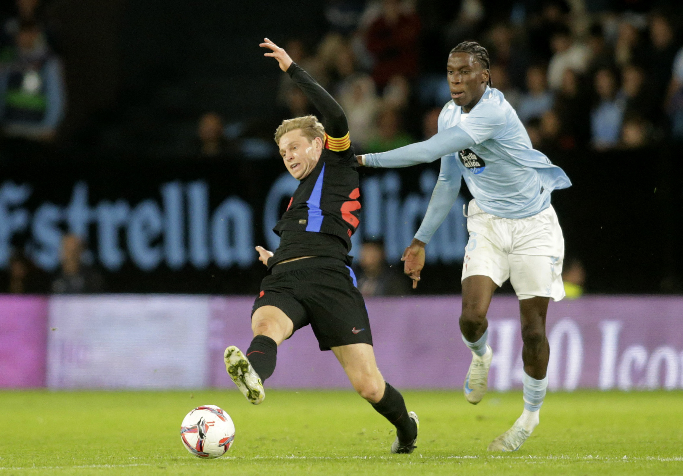 Soccer Football - LaLiga - Celta Vigo v FC Barcelona - Estadio de Balaidos, Vigo, Spain - November 23, 2024 FC Barcelona's Frenkie de Jong in action with Celta Vigo's Ilaix Moriba REUTERS
