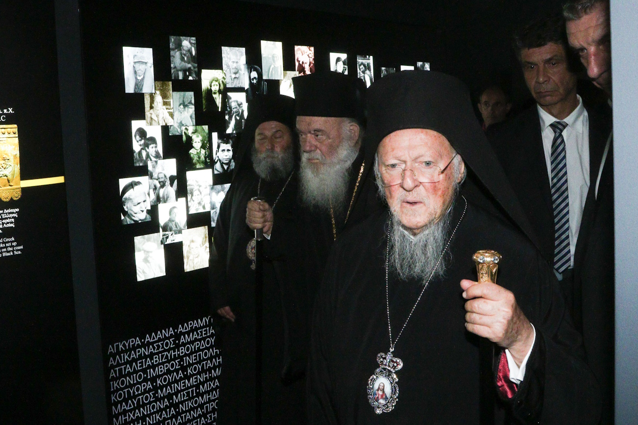 Ο Οικουμενικος Πατριαρχης που βρισκεται στην Ελλαδα απο προσκληση του Μητροπ.Νεας Ιωνιας Φιλαδελφειας Γαβριηλ  μετα τα θυρανοιξια του νεου Ναιδριου επ ονοματι  του Αρχαγγελου Γαβριηλ στην μνημη του αειμνηστου Μιχαλη Κατσουρη του φιλάθλου της ΑΕΚ που δολοφονηθηκε πριν ενα χρονο εξω απο το γηπεδο της ΑΕΚ , επισκεφθηκε το Μουσειο Προσφυγικου Ελληνισμου , το Μουσειο της ΑΕΚ τα οποια βρισκοινται εντος του γηπεδου μετα απο προσκληση του πρ. Προεδρου της ΑΕΚ Δημητρη Μελισσανιδη και του νεου Προεδρου Ηλιοπουλου. Στην ξεναγηση  στο μουσειο παρευρεθη και ο Αρχιεπισκοπος Ιερωνυμος  καθως και ο Μητροπ.Νειας Ιωνιας Γαβριηλ,  και ο Προεδρος της ΕΡΤ Γιαννης Παπαδοπουλος  ΦΩΤΟ ΧΡΗΣΤΟΣ ΜΠΟΝΗΣ