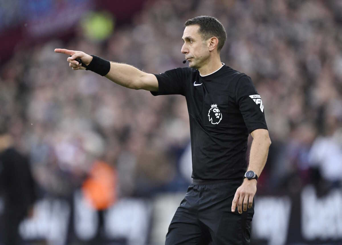 Soccer Football - Premier League - West Ham United v Manchester United - London Stadium, London, Britain - October 27, 2024 Referee David Coote awards a penalty to West Ham United REUTERS