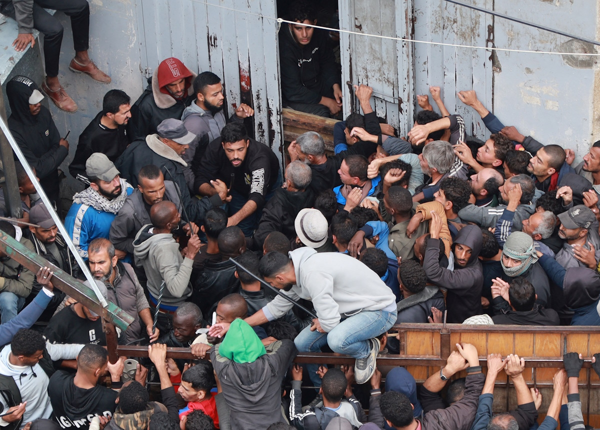 Palestinians gather to receive bread from a bakery, amid the Israel-Hamas conflict, amid the ongoing conflict between Israel and Hamas, in Deir Al-Balah in the central Gaza Strip, November 29, 2024. REUTERS
