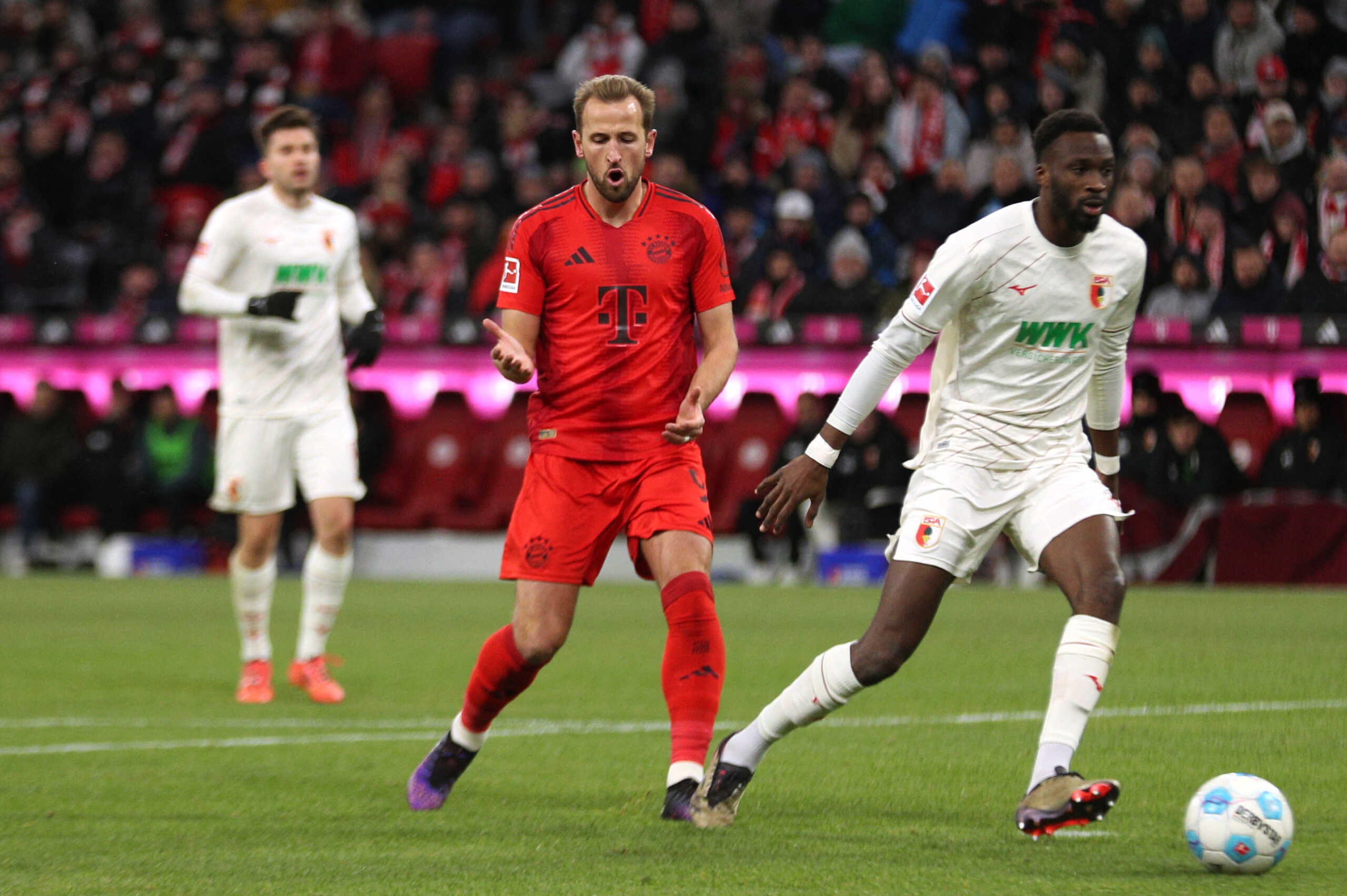 Soccer Football - Bundesliga - Bayern Munich v FC Augsburg - Allianz Arena, Munich, Germany - November 22, 2024 Bayern Munich's Harry Kane reacts REUTERS
