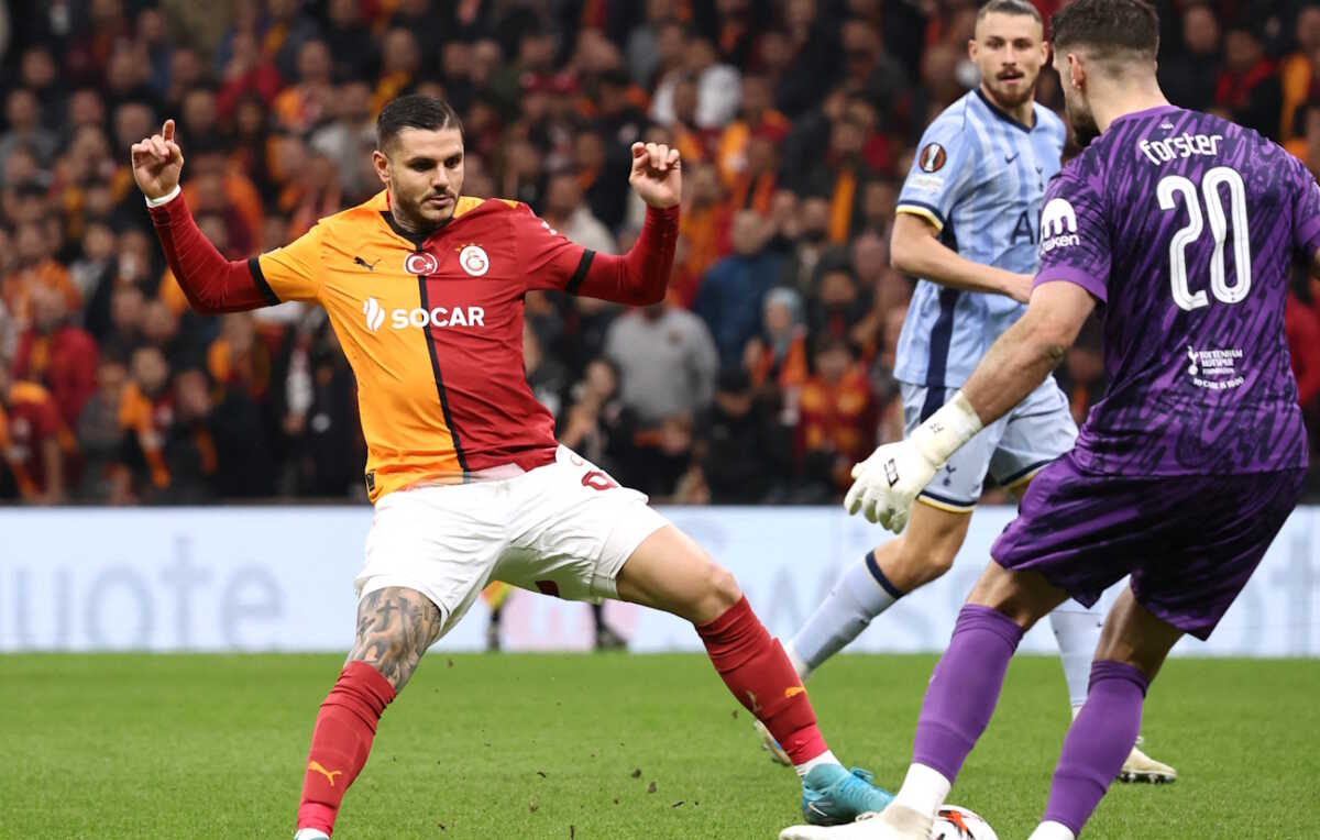 Soccer Football - Europa League - Galatasaray v Tottenham Hotspur - RAMS Park, Istanbul, Turkey - November 7, 2024 Galatasaray's Mauro Icardi in action with Tottenham Hotspur's Fraser Forster REUTERS