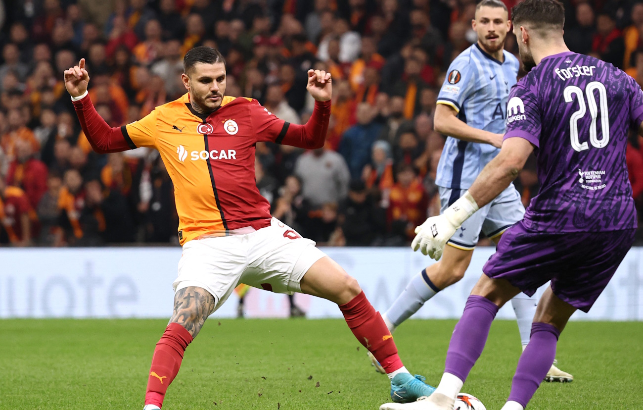 Soccer Football - Europa League - Galatasaray v Tottenham Hotspur - RAMS Park, Istanbul, Turkey - November 7, 2024 Galatasaray's Mauro Icardi in action with Tottenham Hotspur's Fraser Forster REUTERS