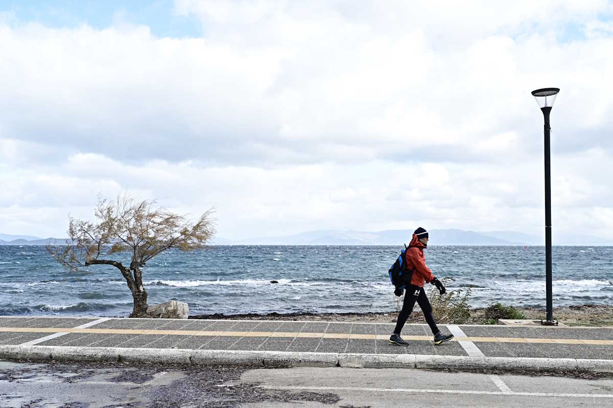 Στιγμιότυπο από την παραλία της Νέας Μάκρης, Τετάρτη 31 Μαρτίου 2024. Το κύμα κακοκαιρίας "Avgi" που απασχόλησε τη χώρα τα τελευταία 24ωρα φέρνοντας χιόνια και στον νομό Αττικής υποχώρησε αλλά το κρύο παραμένει. 
(ΜΙΧΑΛΗΣ ΚΑΡΑΓΙΑΝΝΗΣ