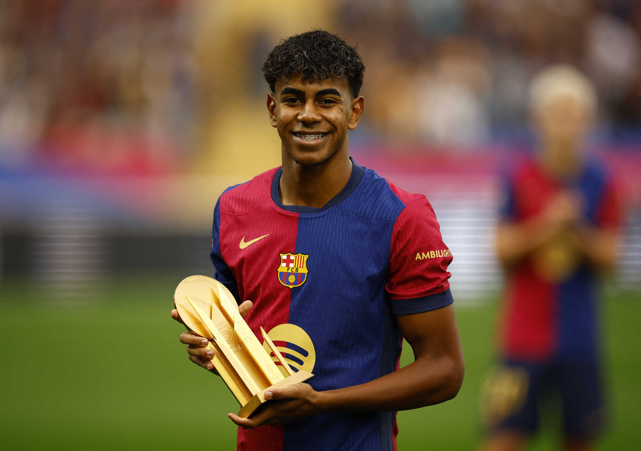 Soccer Football - LaLiga - FC Barcelona v Espanyol - Estadi Olimpic Lluis Companys, Barcelona, Spain - November 3, 2024 FC Barcelona's Lamine Yamal with the Kopa trophy before the match REUTERS