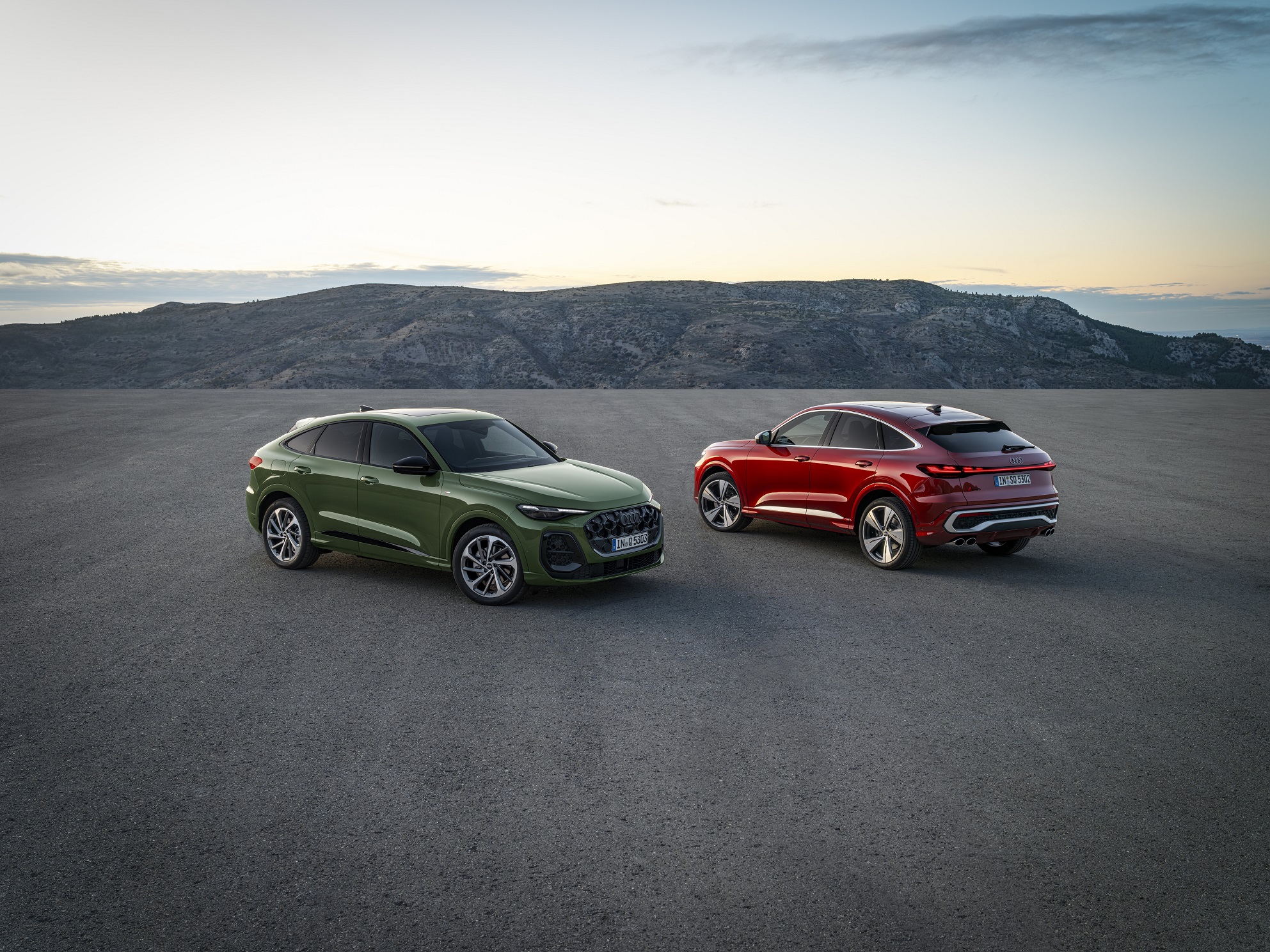 Static photo,
Colour: District green metallic, Grenadine red metallic
