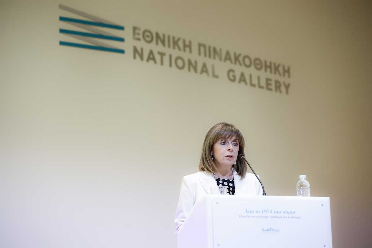Η Πρόεδρος της Δημοκρατίας Κατερίνα Σακελλαροπούλου στην Εθνική Πινακοθήκη, για να απευθύνει την εναρκτήρια ομιλία στην εκδήλωση με τίτλο "Από το 1974 στο αύριο Πώς θα συνεχίσουμε ταχύτερα και καλύτερα;" που διοργανώνει ο Οργανισμός Έρευνας και Ανάλυσης διαΝΕΟσις.  Πέμπτη 21 Νομεβρίου 2024  (ΘΟΔΩΡΗΣ ΜΑΝΩΛΟΠΟΥΛΟΣ