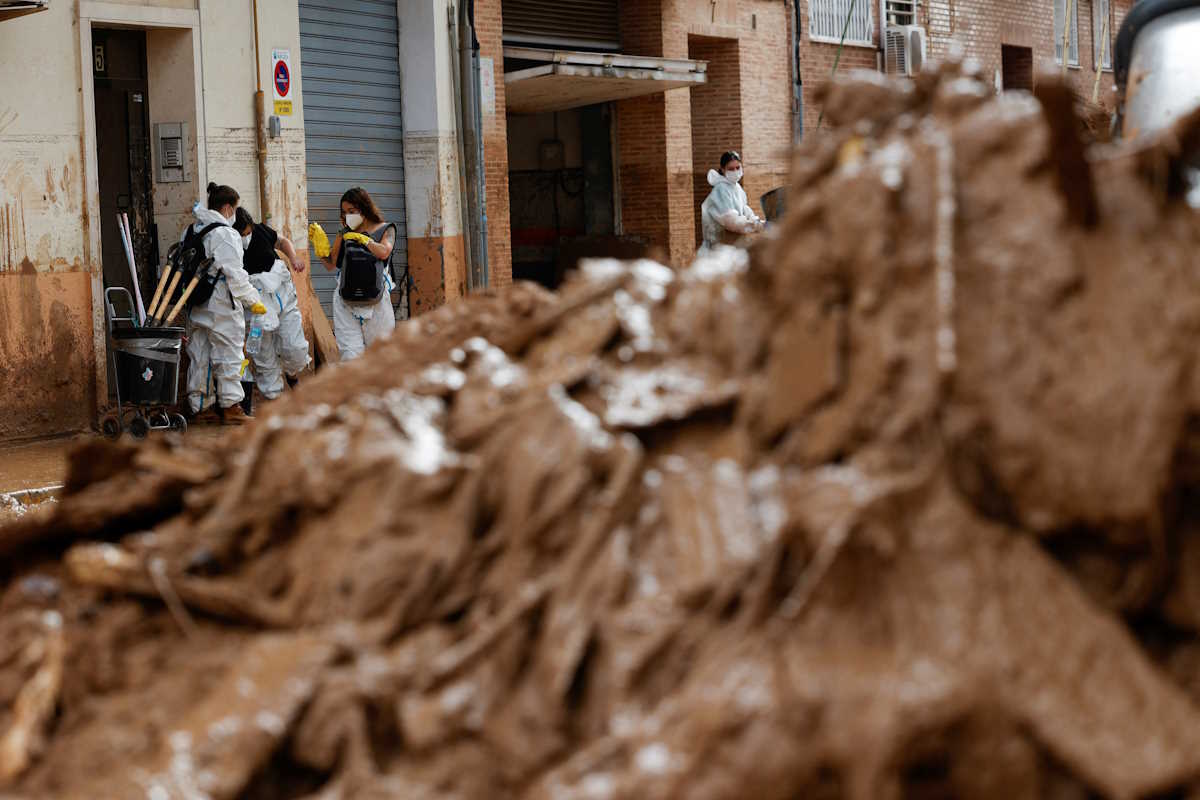 People gear up to clean the mud, following heavy rains that caused floods, in Paiporta, near Valencia, Spain, November 6, 2024. REUTERS