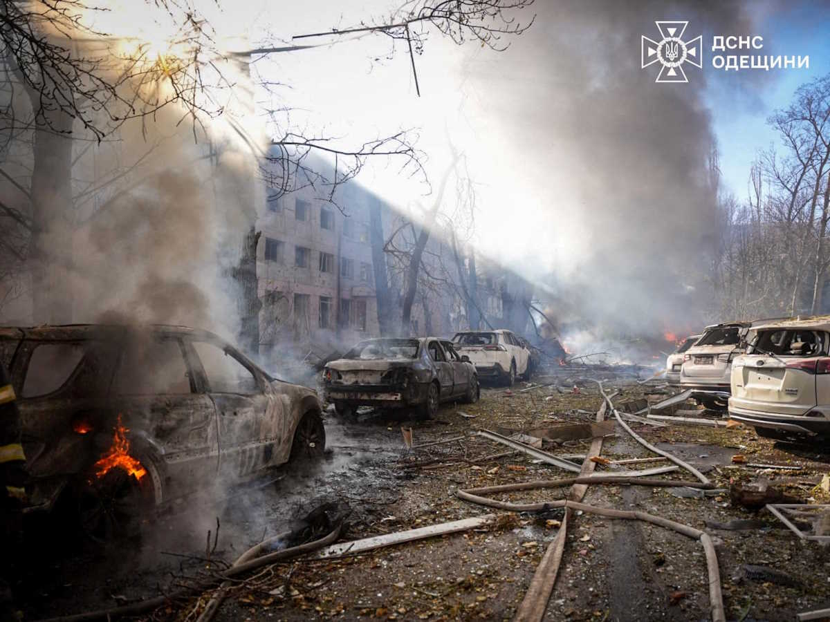 A view shows cars and a building heavily damaged during a Russian missile strike, amid Russia's attack on Ukraine, in Odesa, Ukraine November 18, 2024. Press service of the State Emergency Service of Ukraine