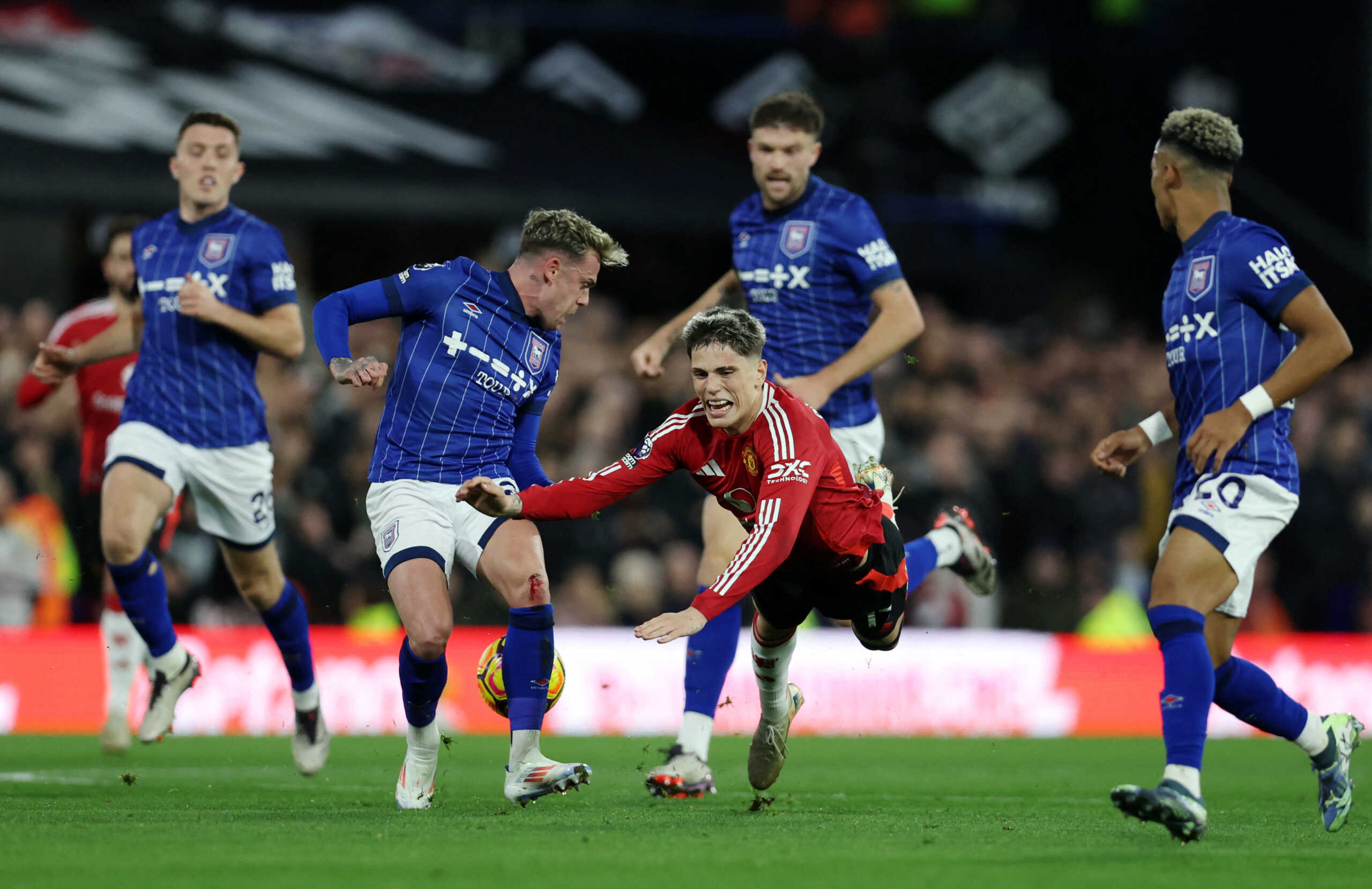 Soccer Football - Premier League - Ipswich Town v Manchester United - Portman Road, Ipswich, Britain - November 24, 2024  Manchester United's Alejandro Garnacho in action with Ipswich Town's Sam Szmodics REUTERS