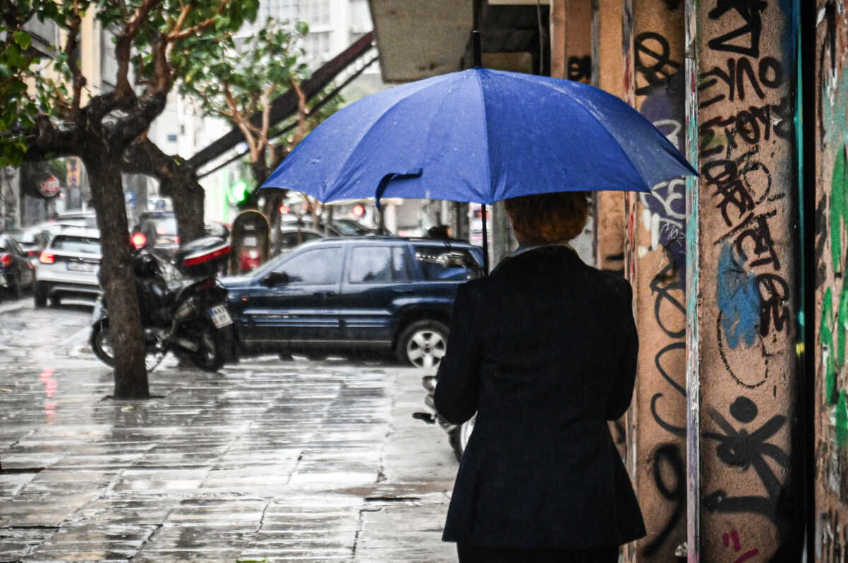 Κόσμος περπατά κρατώντας ομπρέλες, σε διάβαση στο κέντρο της Αθήνας, κατά την διάρκεια βροχόπτωσης, Παρασκευή 15 Νοεμβρίου 2024. (ΚΩΣΤΑΣ ΤΖΟΥΜΑΣ