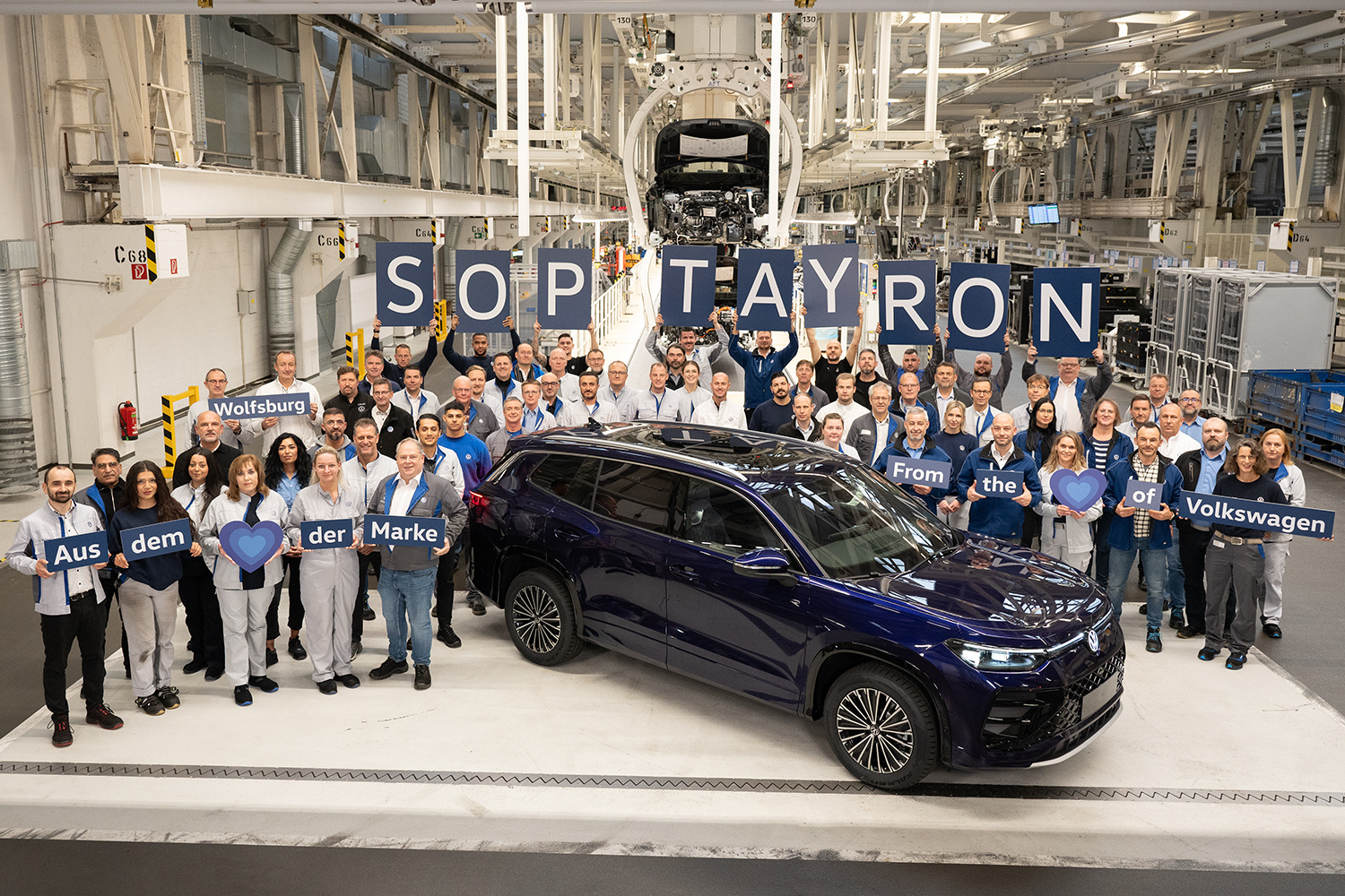 Employees from various departments accompanied the symbolic start of Tayron series production at the Wolfsburg plant.