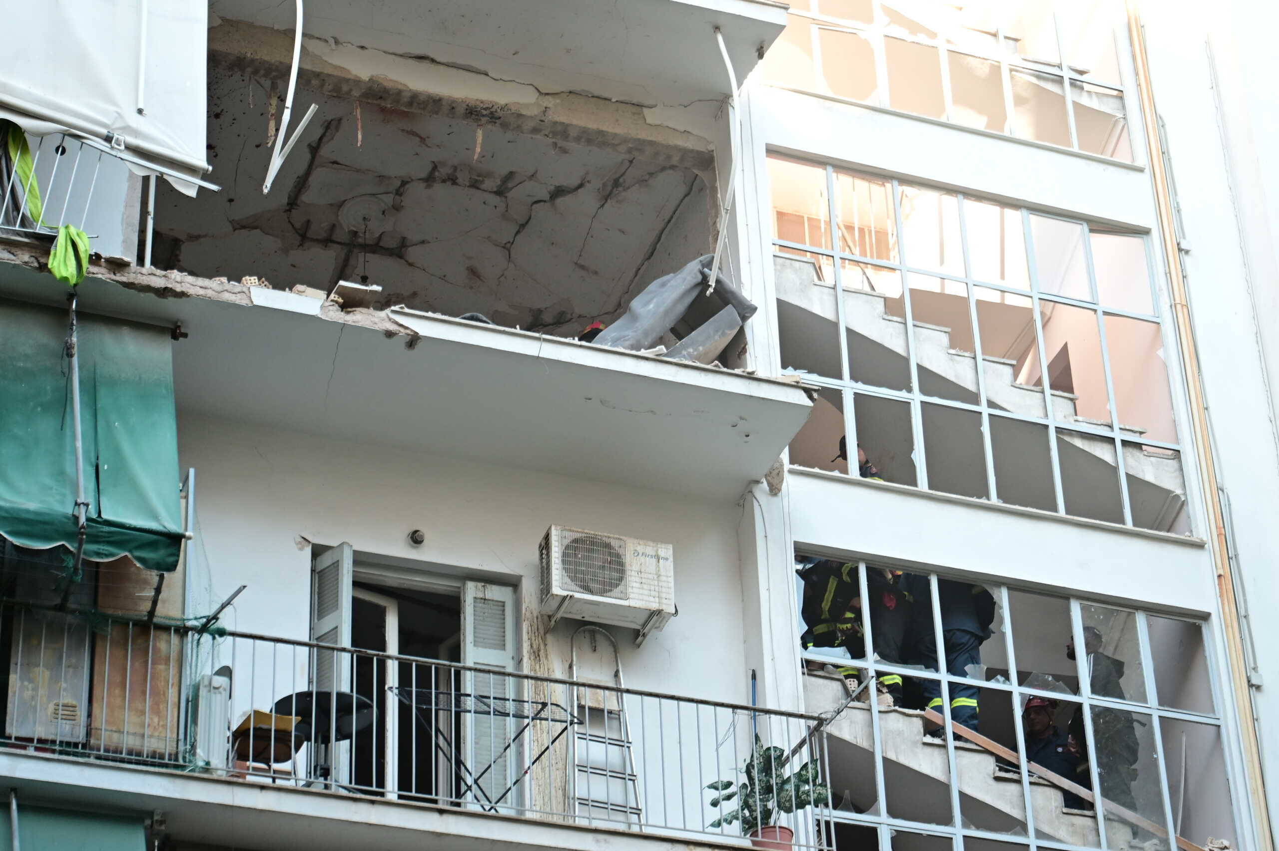 Έκρηξη σε διαμέρισμα του πέμπτου ορόφου που βρίσκεται σε πολυκατοικία στην οδό Αρκαδίας, στους Αμπελόκηπους, Πέμπτη 31 Οκτωβρίου 2024. Στο σημείο επιχείρησαν 23 πυροσβέστες με 6 οχήματα και ειδικό κλιμακοφόρο, ενώ απεγκλωβίστηκε γυναίκα τραυματίας.
(ΚΩΣΤΑΣ ΤΖΟΥΜΑΣ