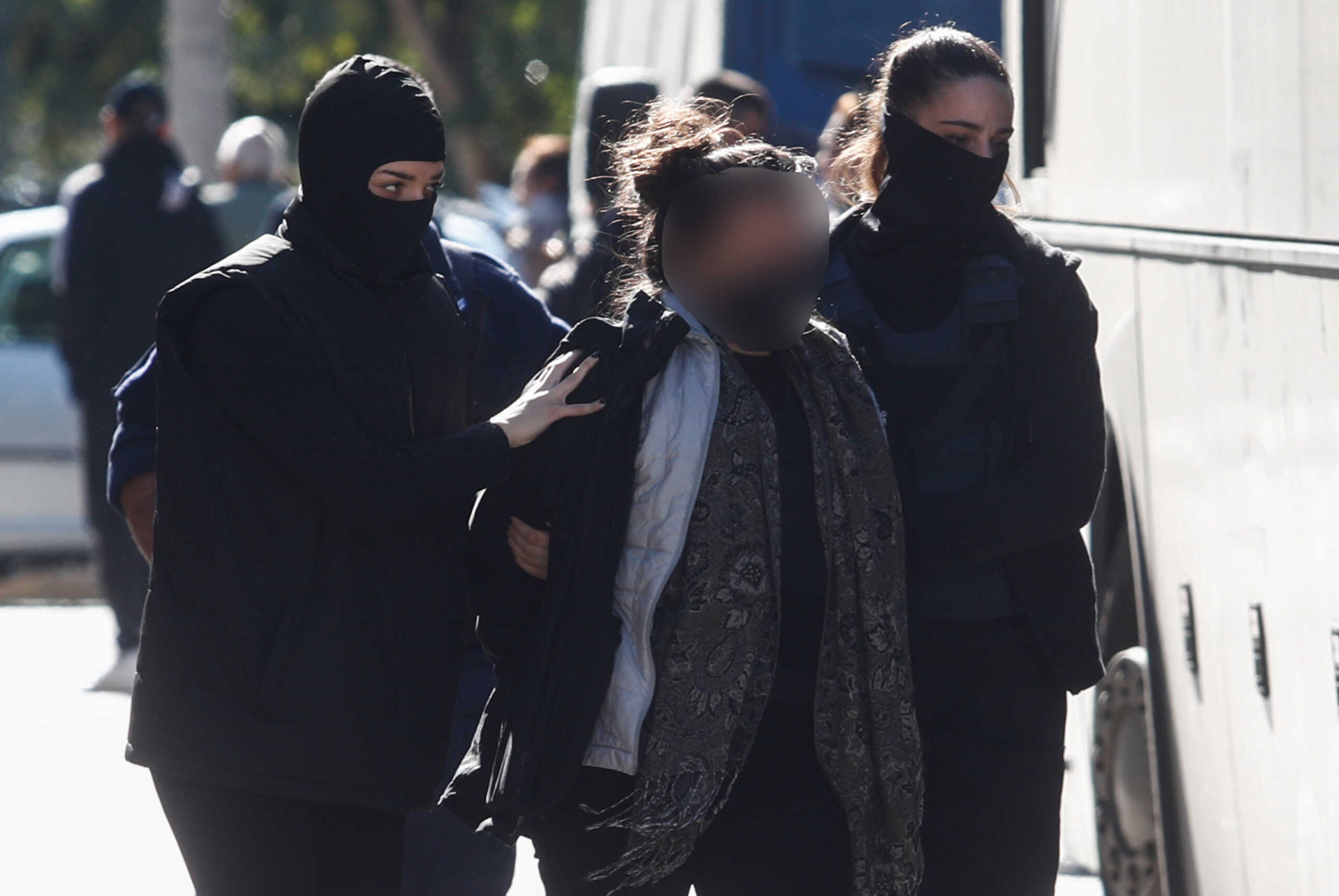 Απολογία ενώπιον του εισαγγελέα της 30χρονης που συνελήφθη για την έκρηξη στο διαμέρισμα στους Αμπελόκηπους, Τρίτη 5 Νοεμβρίου 2024. 
(EUROKINISSI)