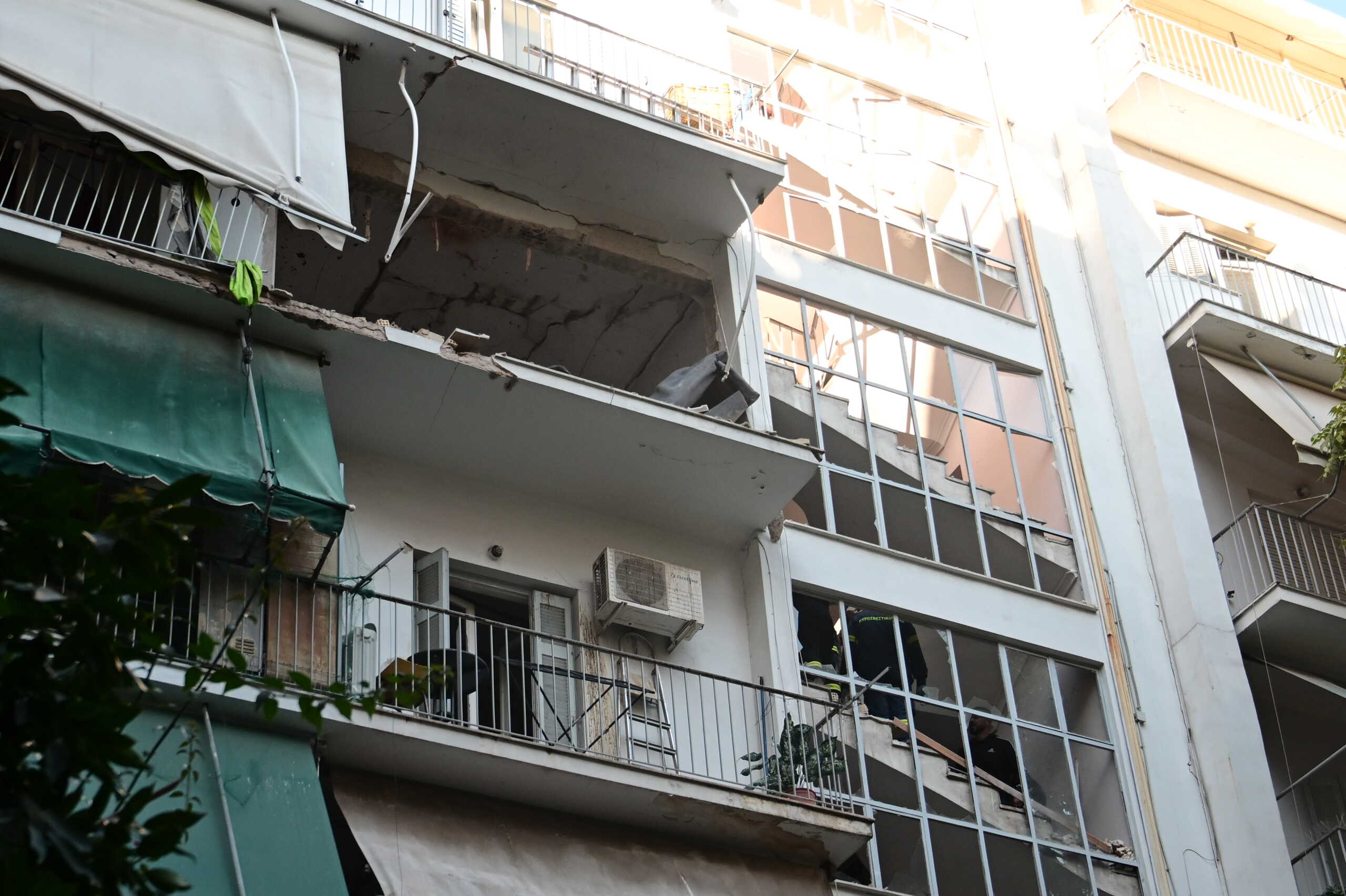 Έκρηξη σε διαμέρισμα του πέμπτου ορόφου που βρίσκεται σε πολυκατοικία στην οδό Αρκαδίας, στους Αμπελόκηπους, Πέμπτη 31 Οκτωβρίου 2024. Στο σημείο επιχείρησαν 23 πυροσβέστες με 6 οχήματα και ειδικό κλιμακοφόρο, ενώ απεγκλωβίστηκε γυναίκα τραυματίας.
(ΚΩΣΤΑΣ ΤΖΟΥΜΑΣ