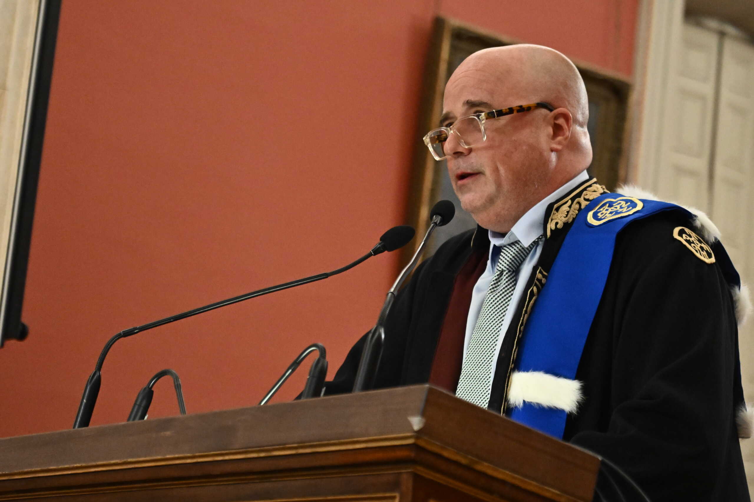 Τελετή αναγόρευσης του Ανδρέα Δρακόπουλου, Προέδρου του Ιδρύματος Σταύρος Νιάρχος (ΙΣΝ), σε επίτιμο διδάκτορα των Τμημάτων Ιατρικής και Νοσηλευτικής της Σχολής Επιστημών Υγείας του Πανεπιστημίου Αθηνών, και η απόδοση του τίτλου του Μεγάλου Ευεργέτη του Πανεπιστημίου Αθηνών στο Ίδρυμα Σταύρος Νιάρχος, Τετάρτη 17 Ιουλίου 2024.  
(ΚΩΣΤΑΣ ΤΖΟΥΜΑΣ