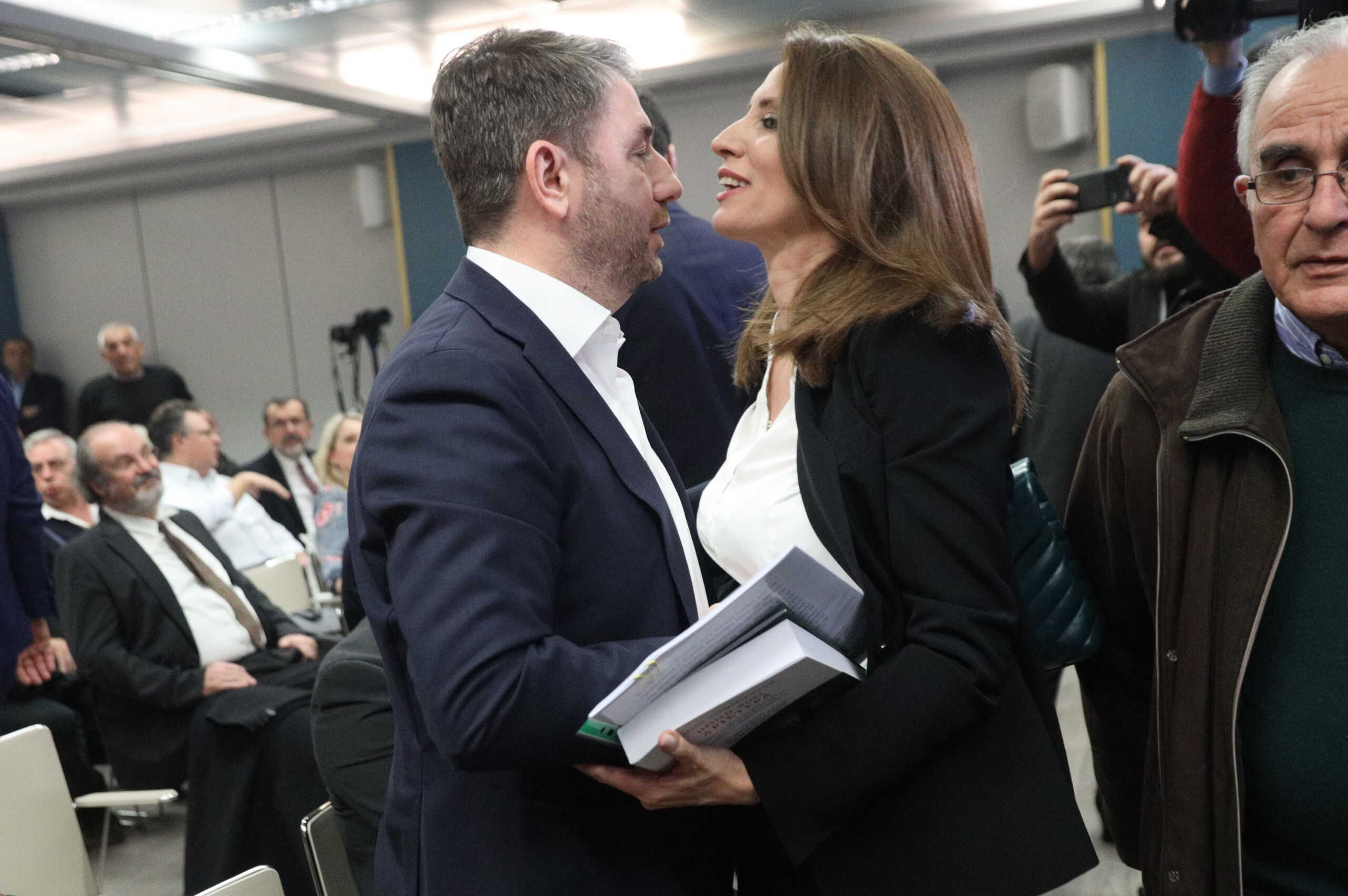 Παρουσίαση του βιβλίου του Βασίλη Ασημακόπουλου "Πρώτη Φορά Αριστερά, Αντιθέσεις, αντιφάσεις, εσωτερικές συγκρούσεις στο ΠΑΣΟΚ την περίοδο 1974-1990 και οι βάσεις του πολιτικού μεταμορφισμού του", στην αίθουσα της ΕΣΗΕΑ στην Αθήνα, Δευτέρα 25 Νοεμβρίου 2024. Για το βιβλίο μίλησαν ο Πρόεδρος του ΠΑΣΟΚ, Νίκος Ανδρουλάκη, η βουλεύτρια του ΣΥΡΙΖΑ-ΠΣ Νίνα Κασσιμάτη, ο επίκουρος καθηγητής του τμήματος Πολιτικής Επιστήμης του Δημοκρίτειου Πανεπιστημίου Θράκης Κώστας Ελευθερίου και ο πρόεδρος της Public Issue Γιάννης Μαυρής.  
(ΓΙΑΝΝΗΣ ΠΑΝΑΓΟΠΟΥΛΟΣ