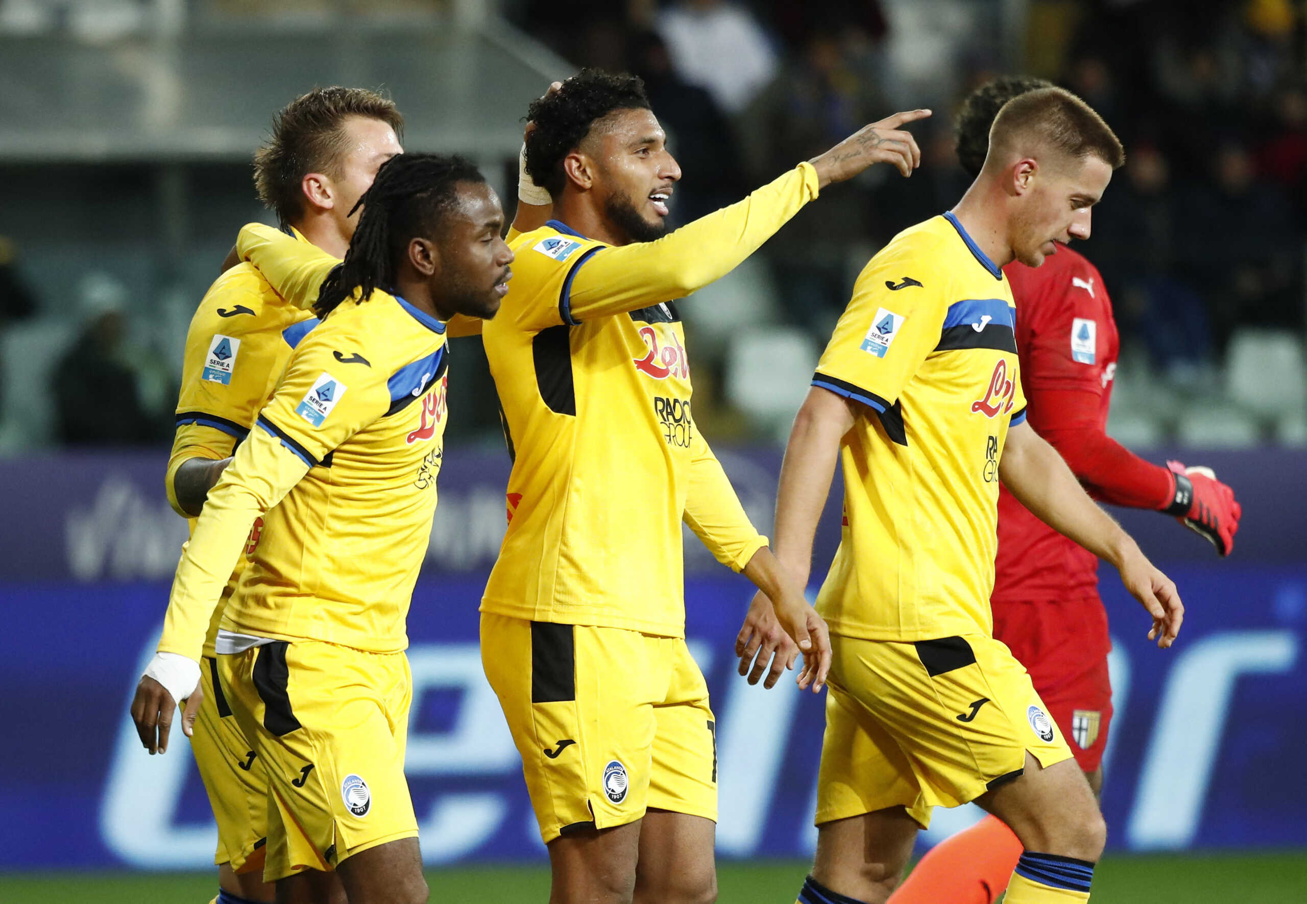 Soccer Football - Serie A - Parma v Atalanta - Stadio Ennio Tardini, Parma, Italy - November 23, 2024 Atalanta's Ederson celebrates scoring their second goal with teammates REUTERS