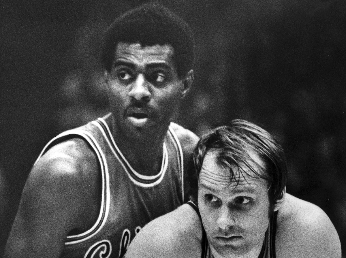 Golden State Warriors Rick Barry (24) and Chicago Bulls Bob Love during 1975 game in Oakland, Calif. (Ron Riesterer via AP)