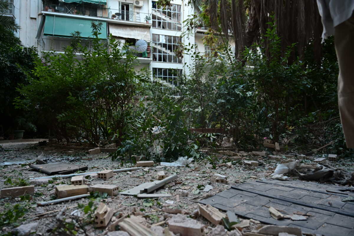 Έκρηξη σε διαμέρισμα του πέμπτου ορόφου που βρίσκεται σε πολυκατοικία στην οδό Αρκαδίας, στους Αμπελόκηπους, Πέμπτη 31 Οκτωβρίου 2024. Στο σημείο επιχείρησαν 23 πυροσβέστες με 6 οχήματα και ειδικό κλιμακοφόρο, ενώ απεγκλωβίστηκε γυναίκα τραυματίας.
(ΚΩΣΤΑΣ ΤΖΟΥΜΑΣ