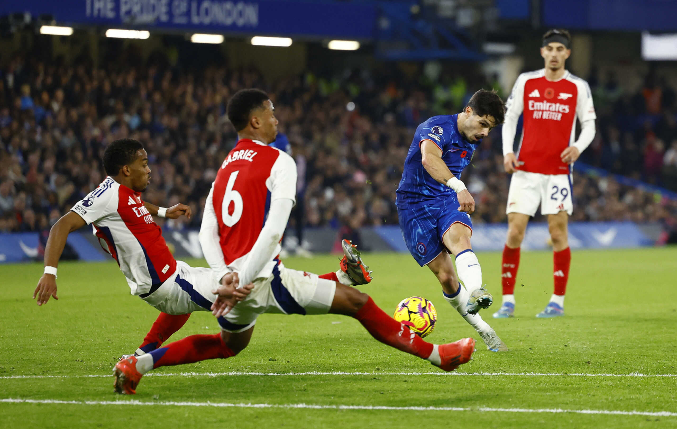 Soccer Football - Premier League - Chelsea v Arsenal - Stamford Bridge, London, Britain - November 10, 2024 Chelsea's Pedro Neto scores their first goal Action Images via Reuters