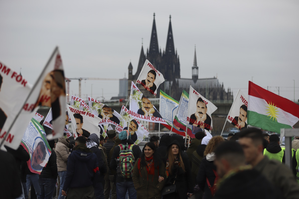 dpatop - 16 November 2024, North Rhine-Westphalia, Cologne: Participants in the rally of the Kurdish umbrella organization Kon-Med hold up flags. The motto of the rally is "Freedom for 'calan". Photo by: Sascha Thelen