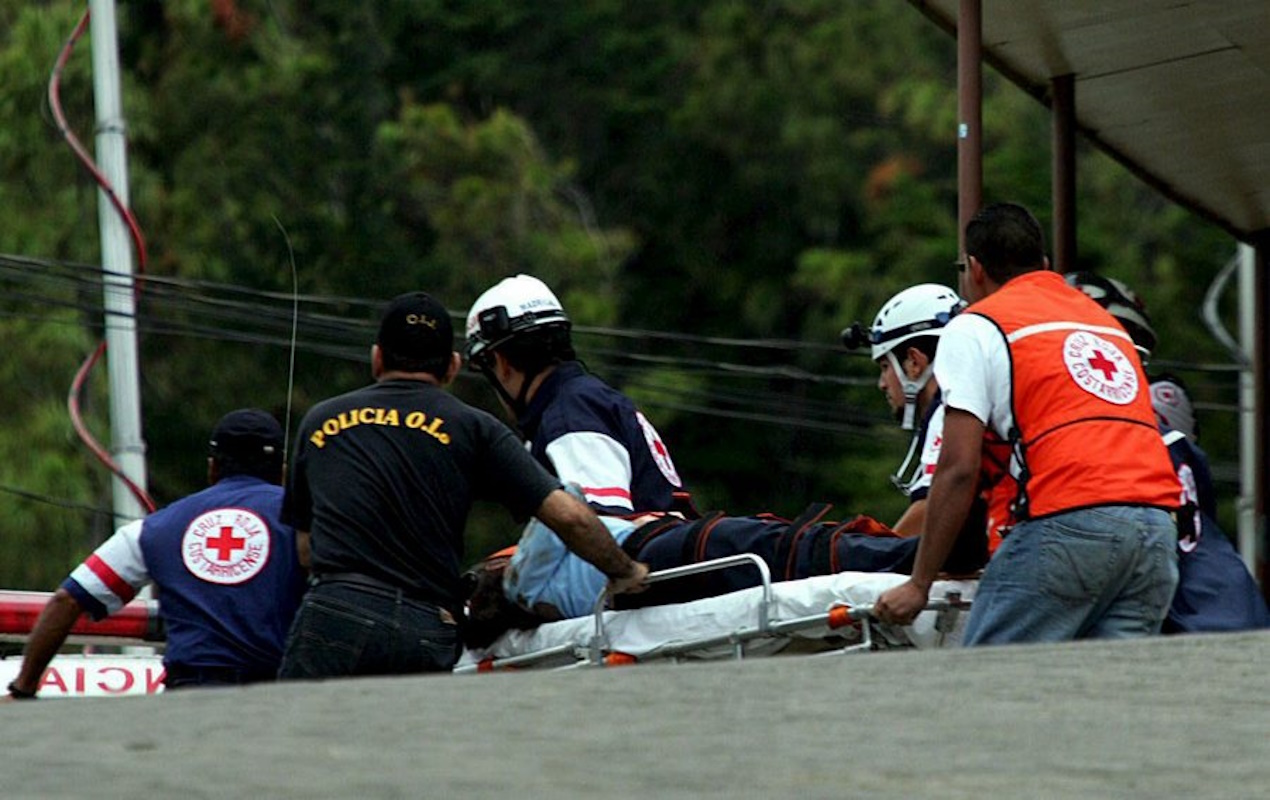 






 Socorristas y policνas evacϊan a un oficial que resultσ gravemente herido hoy, miιrcoles 9 de marzo, en un intento por liberar a mαs rehenes de la sucursal del Banco Nacional de la Comunidad de Santa Elena, a 230 kilσmetros de San Josι de Costa Rica. Un grupo de atracadores mantienen cautivas a un nϊmero no determinado de personas en el interior del Banco Nacional en la localidad de Monteverde, al noroeste de Costa Rica. Hasta el momento se cuentan extraoficialmente a once liberados, varios de ellos con heridas de bala y tres muertos. EFE