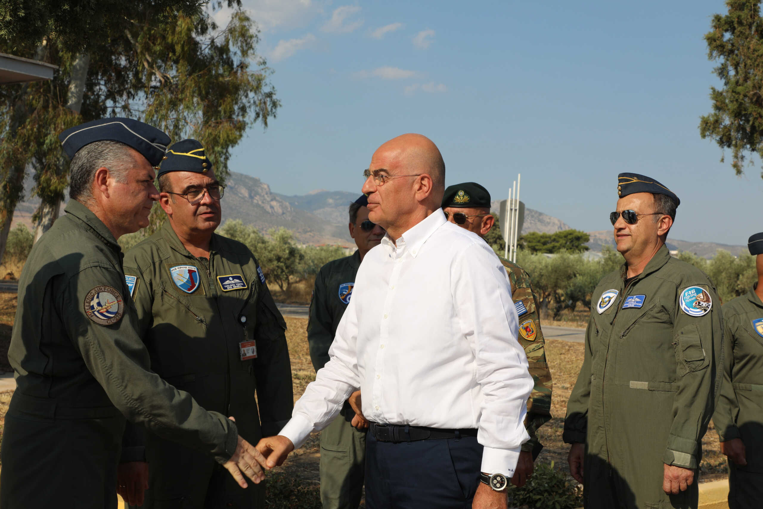 ΕΠΙΣΚΕΨΗ ΤΟΥ ΥΠ. ΕΘΝΙΚΗΣ ΑΜΥΝΑΣ Ν. ΔΕΝΔΙΑ ΣΤΗ ΜΟΙΡΑ ΠΥΡΟΣΒΕΣΤΙΚΩΝ ΑΕΡΟΣΚΑΦΩΝ (355ΜΤΜ) ΤΗΣ 112 ΠΤΕΡΥΓΑΣ ΜΑΧΗΣ ΣΤΗΝ ΕΛΕΥΣΙΝΑ (EUROKINISSI