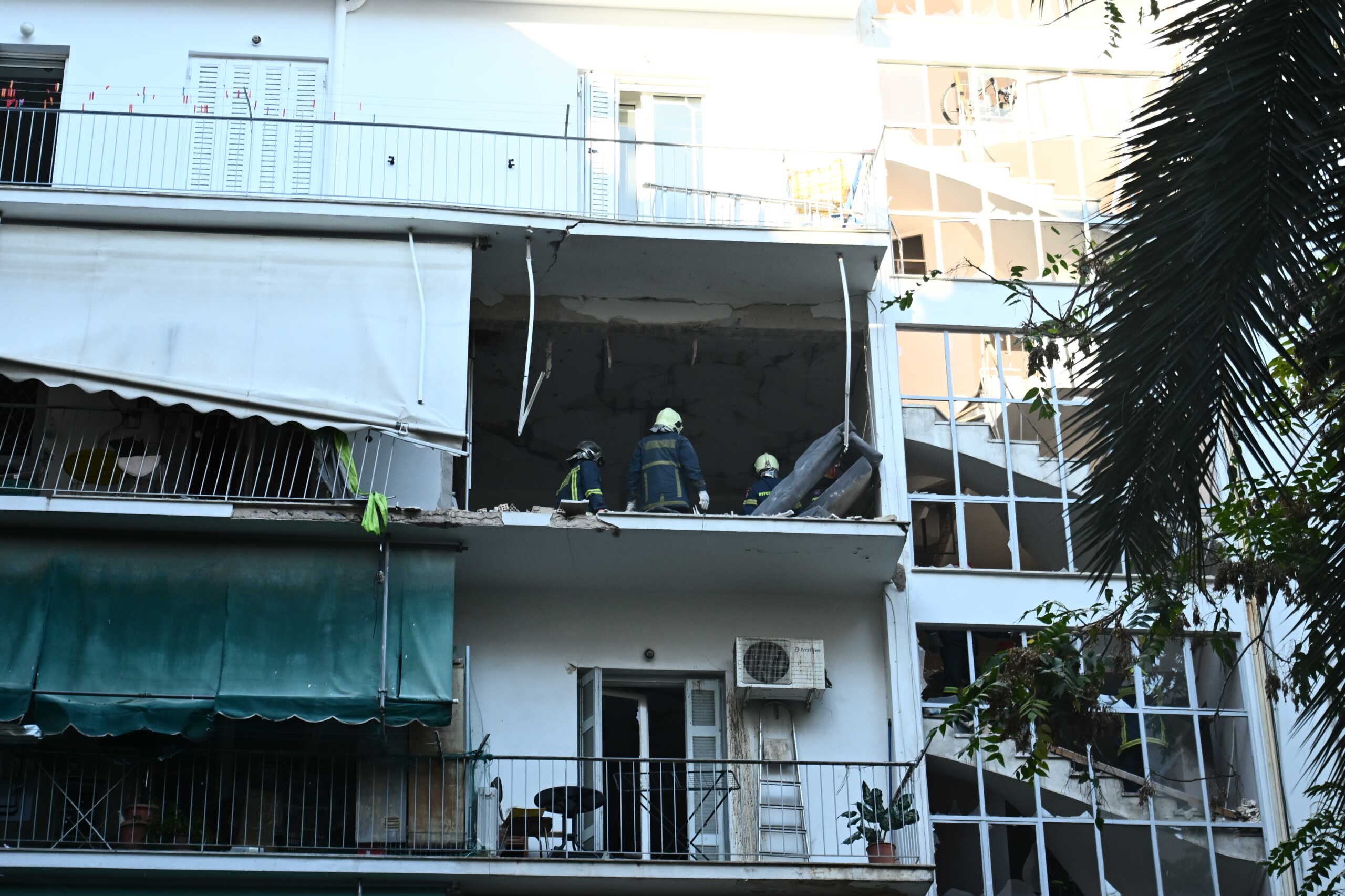 Έκρηξη σε διαμέρισμα του πέμπτου ορόφου που βρίσκεται σε πολυκατοικία στην οδό Αρκαδίας, στους Αμπελόκηπους, Πέμπτη 31 Οκτωβρίου 2024. Στο σημείο επιχείρησαν 23 πυροσβέστες με 6 οχήματα και ειδικό κλιμακοφόρο, ενώ απεγκλωβίστηκε γυναίκα τραυματίας.
(ΚΩΣΤΑΣ ΤΖΟΥΜΑΣ