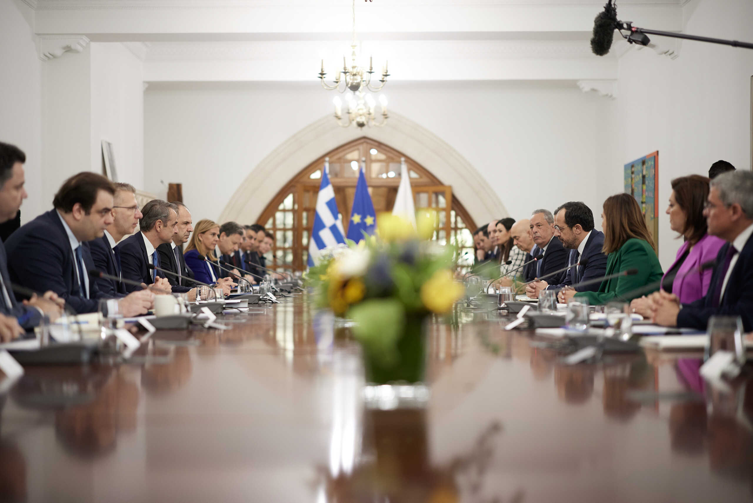 Επίσκεψη του Πρωθυπουργού Κυριάκου Μητσοτάκη στην Κύπρο, Τετάρτη 27 Νοεμβρίου 2024. Ο Πρωθυπουργός μίλησε στην εναρκτήρια εκδήλωση του 2ου Επιχειρηματικού Φόρουμ Κύπρου - Ελλάδας, στη Λευκωσία. Στη συνέχεια είχε συνάντηση με τον Πρόεδρο της Κυπριακής Δημοκρατίας Νίκο Χριστοδουλίδη, στο πλαίσιο των εργασιών της 2ης Διακυβερνητικής Συνόδου Κύπρου - Ελλάδας(φωτό), στο Προεδρικό Μέγαρο. Ακολούθησε η συνεδρίαση της Ολομέλειας της Διακυβερνητικής Συνόδου. Ακολούθως ο Πρωθυπουργός έλαβε μέρος στις εργασίες της 4ης Συνόδου Κορυφής Κύπρου - Ελλάδας - Ιορδανίας. 
(ΔΗΜΗΤΡΗΣ ΠΑΠΑΜΗΤΣΟΣ