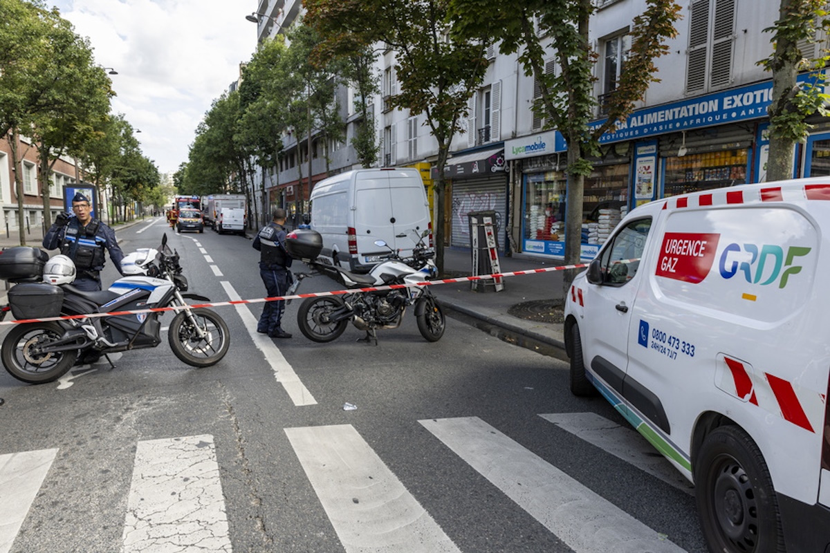 epa11577823 French police officers block a street after a vehicle hit a gas line, in Paris, France, 01 September 2024. According to police and firefighters in the 18th area of Paris, the driver, who was involved in a police chase, hit and injured a person before losing control of his car and crashing into a gas line on a nearby street.  EPA
