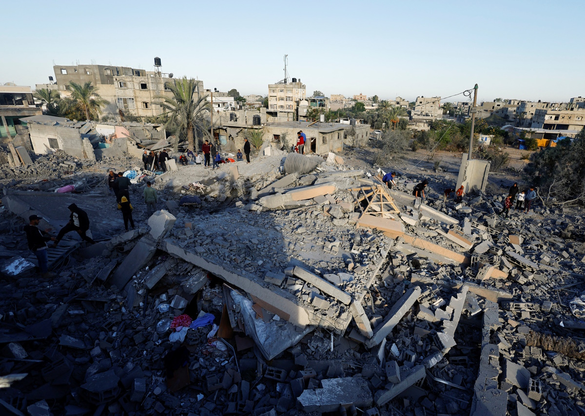 Palestinians inspect the site of an Israeli strike on a house, in Khan Younis in the southern Gaza Strip October 25, 2024. REUTERS