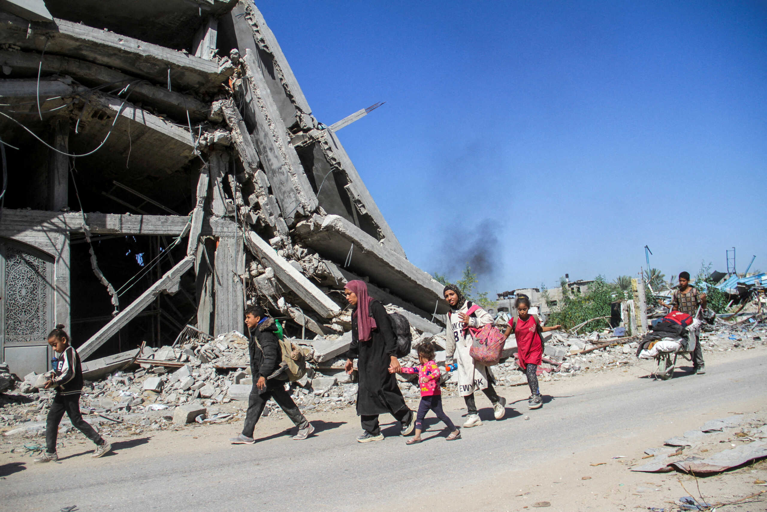 FILE PHOTO: Displaced Palestinians ordered by the Israeli military to evacuate the northern part of Gaza flee amid an Israeli military operation, in Jabalia in the northern Gaza Strip October 22, 2024. REUTERS