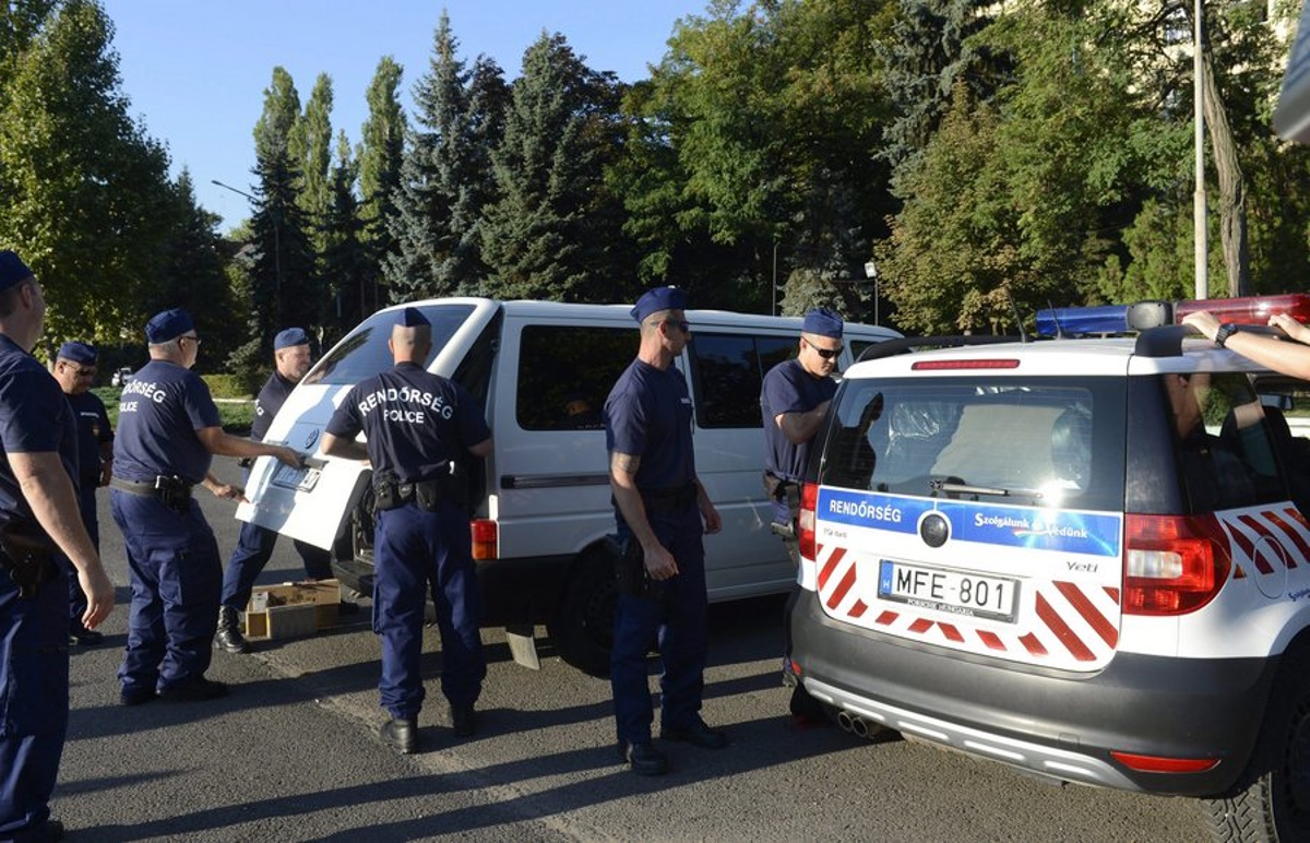 epa05518019 Hungarian policemen load equipment into a vehicle following their official farewell ceremony at the Operational Police headquarters in Budapest, Hungary, 01 September 2016. A contingent of twenty-five Hungarian officers leaves for the Macedonian-Greek border to assist their Macedonian colleagues with their border control duties for the period of one month. It is the fifth occasion Hungary sends police officers to the Macedonian border since the beginning of the migration crisis.  EPA