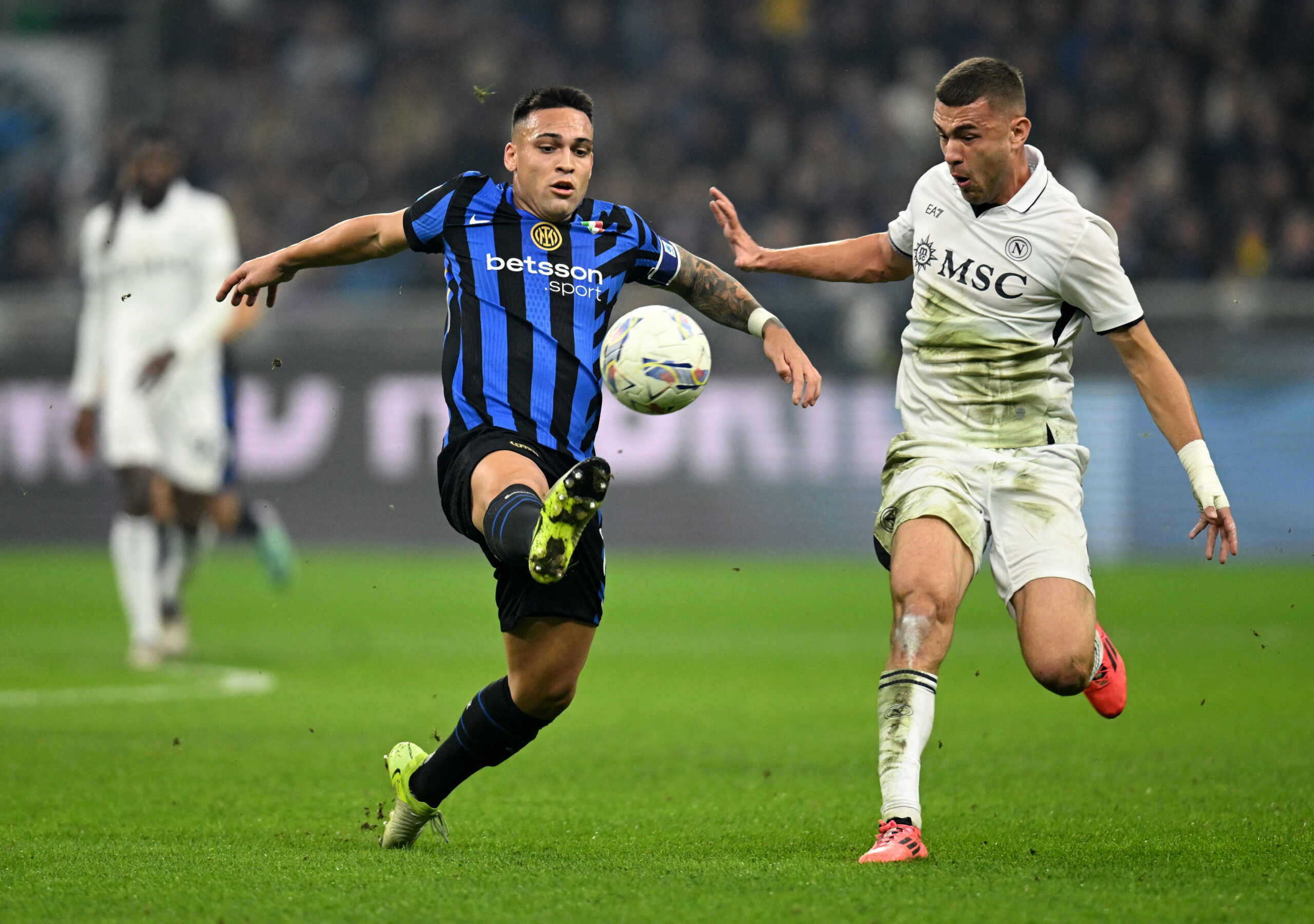 Soccer Football - Serie A - Inter Milan v Napoli - San Siro, Milan, Italy - November 10, 2024 Inter Milan's Lautaro Martinez in action with Napoli's Alessandro Buongiorno REUTERS
