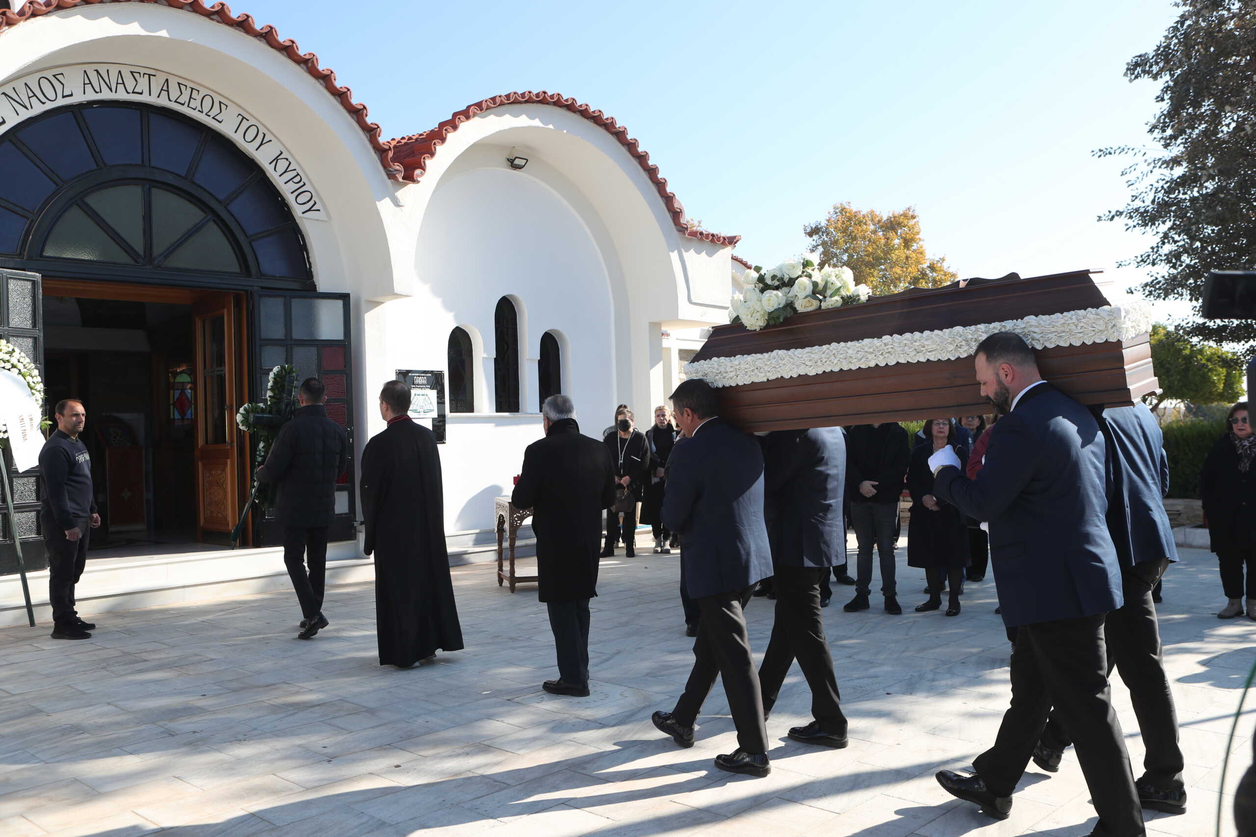 Κηδεία της Βέφας Αλεξιάδου στην Θέρμη Θεσσαλονίκης, Τετάρτη 27 Νοεμβρίου 2024. Η Βέφα Αλεξιάδου που πέθανε σε ηλικία 91 ετών διέγραψε μεγάλη πορεία σε τηλεοπτικές εκπομπές μαγειρικής. 
(ΒΑΣΙΛΗΣ ΒΕΡΒΕΡΙΔΗΣ