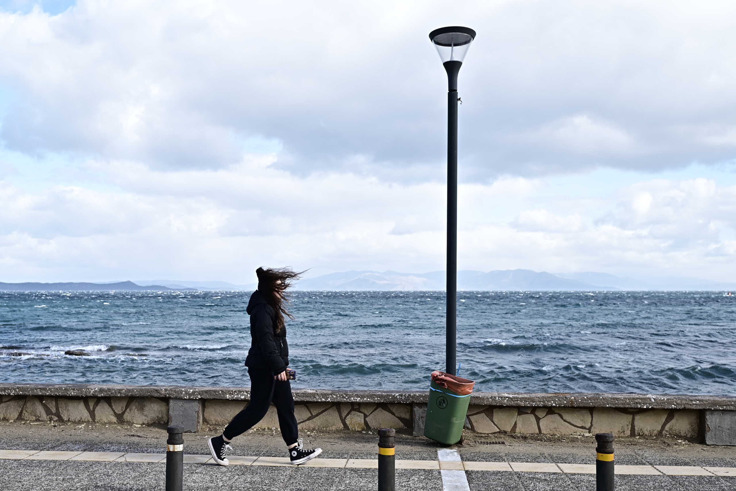 Στιγμιότυπο από την παραλία της Νέας Μάκρης, Τετάρτη 31 Μαρτίου 2024. Το κύμα κακοκαιρίας "Avgi" που απασχόλησε τη χώρα τα τελευταία 24ωρα φέρνοντας χιόνια και στον νομό Αττικής υποχώρησε αλλά το κρύο παραμένει. 
(ΜΙΧΑΛΗΣ ΚΑΡΑΓΙΑΝΝΗΣ