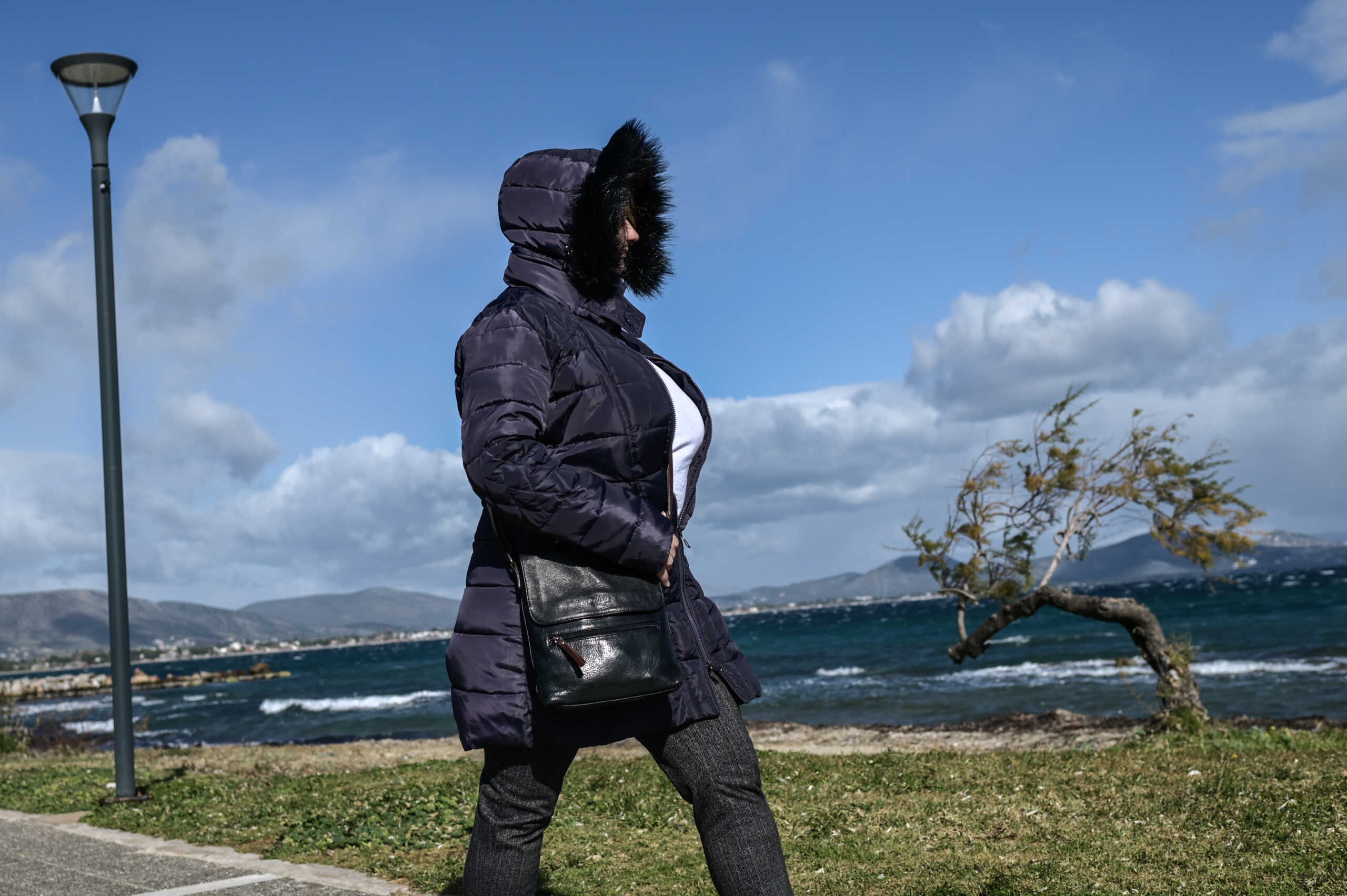 Στιγμιότυπο από την παραλία της Νέας Μάκρης, Τετάρτη 31 Μαρτίου 2024. Το κύμα κακοκαιρίας "Avgi" που απασχόλησε τη χώρα τα τελευταία 24ωρα φέρνοντας χιόνια και στον νομό Αττικής υποχώρησε αλλά το κρύο παραμένει. 
(ΜΙΧΑΛΗΣ ΚΑΡΑΓΙΑΝΝΗΣ