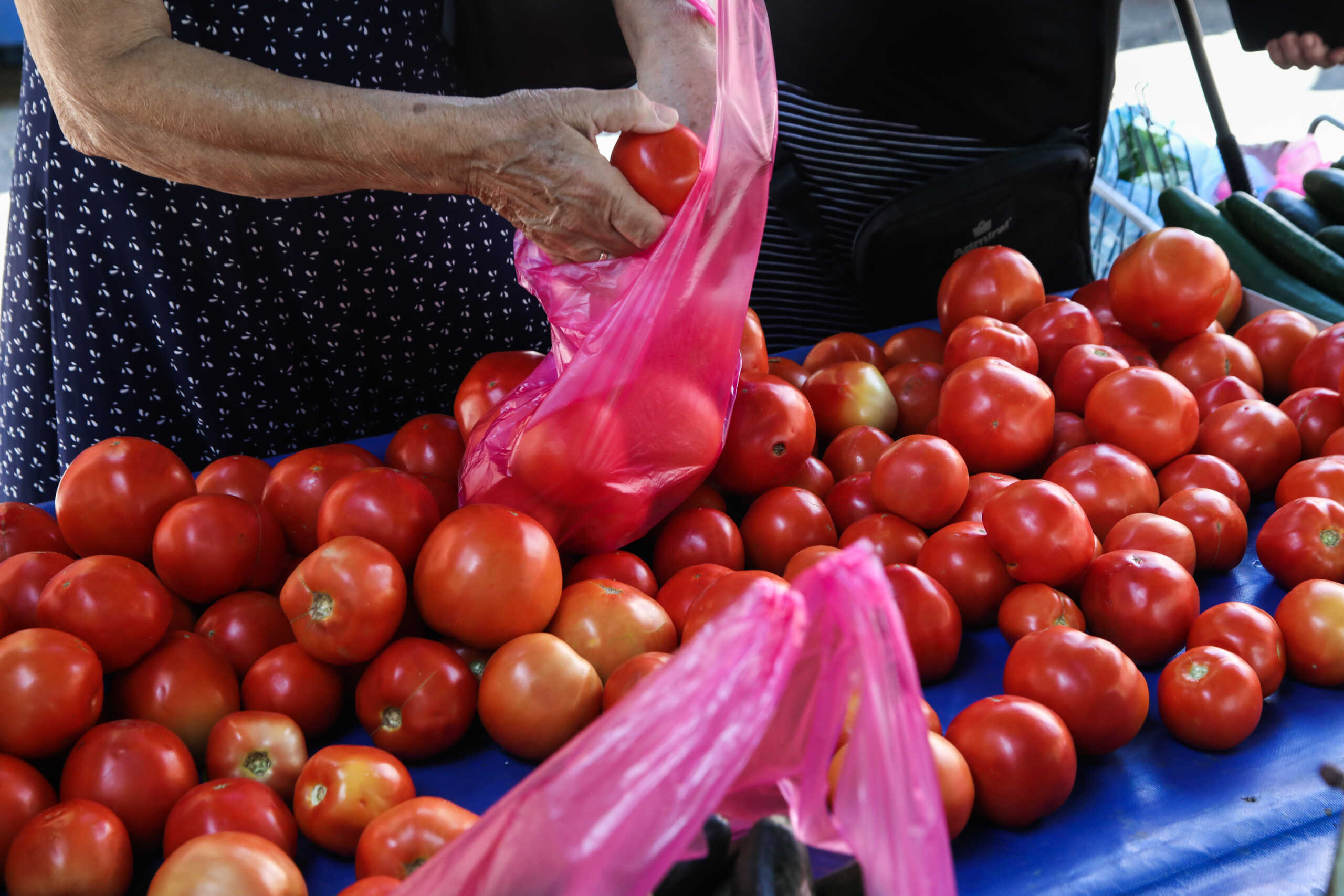Στιγμιότυπο από λαϊκή αγορά σε συνοικία της Αθήνας, Τετάρτη 31 Ιουλίου 2024. 
(ΜΑΡΙΑΝΘΗ ΤΣΟΜΠΑΝΟΠΟΥΛΟΥ