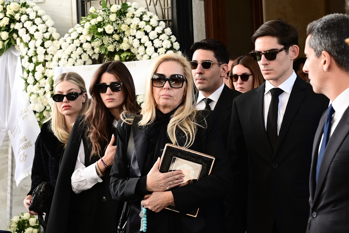 Πλήθος κόσμου στο τελευταίο «αντίο» στον Αντώνη Λυμπέρη – Αγκαλιά με τη φωτογραφία του η σύζυγός του Έλενα Μακρή
