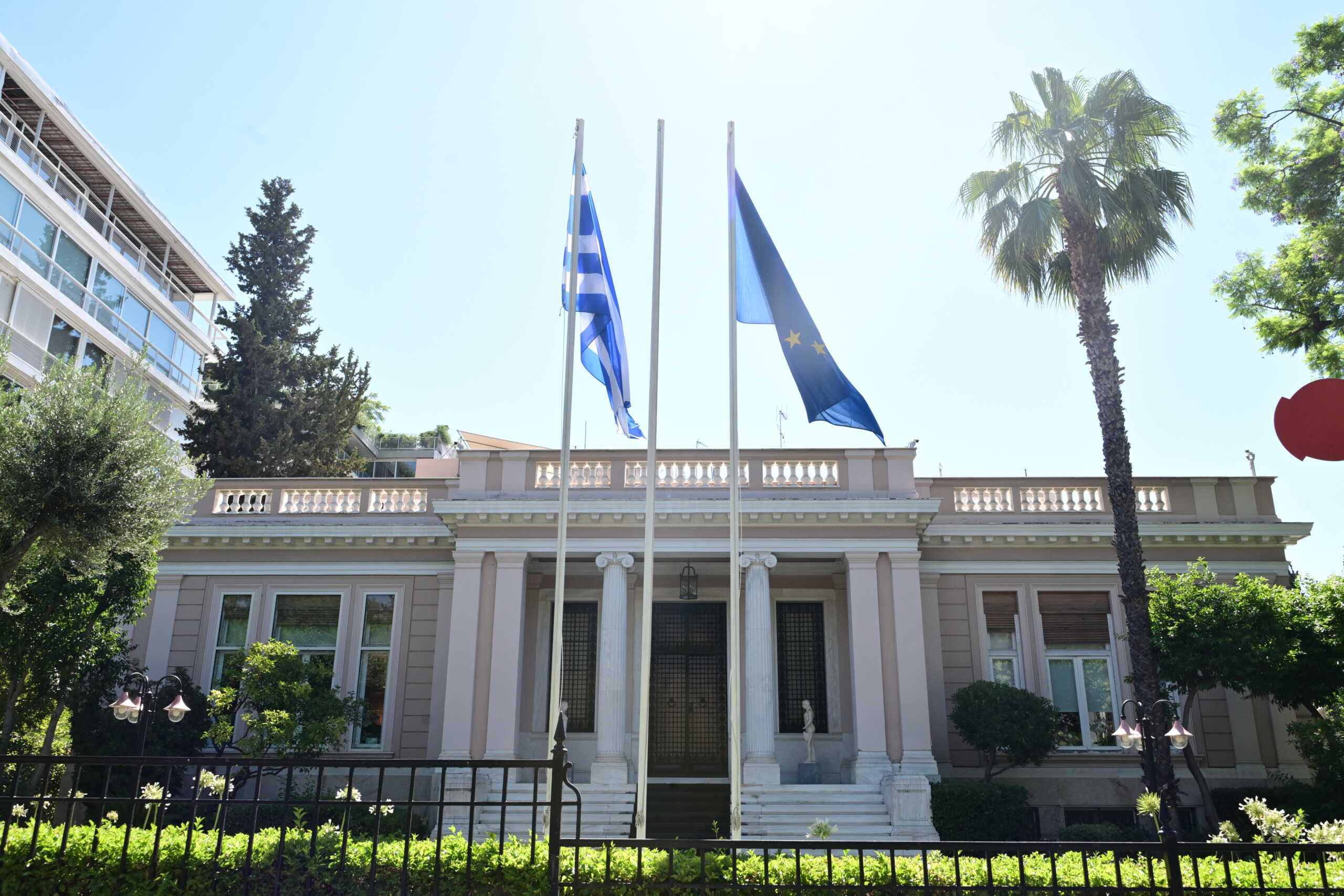 Έκτακτη σύσκεψη υπό τον Πρωθυπουργό Κυριάκο Μητσοτάκη με την πολιτική ηγεσία του υπουργείου Περιβάλλοντος και Ενέργειας με θέμα τις αποκλίσεις στις τιμές χονδρικής του ηλεκτρικού ρεύματος, και συνεδρίαση του ΚΥΣΕΑ στο Μέγαρο Μαξίμου, Τρίτη 16 Ιουλίου 2024. 
(ΤΑΤΙΑΝΑ ΜΠΟΛΑΡΗ
