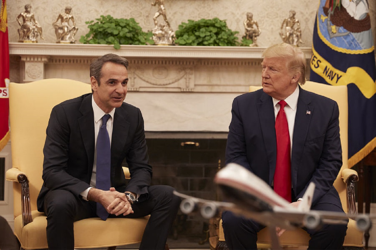 (ΞΕΝΗ ΔΗΜΟΣΙΕΥΣΗ) Ο πρωθυπουργός Κυριάκος Μητσοτάκης (Α) συνομιλεί με τον πρόεδρο των ΗΠΑ Ντόναλντ Τράμπ (Donald Trump) (Δ), σε συνάντηση που είχαν στον Λευκό Οίκο, στην Ουάσινγκτον, την Τρίτη 7 Ιανουαρίου 2020. Ο Πρωθυπουργός στην Ουάσινγκτον είχε συνάντηση με την ηγεσία του Atlantic Council ενώ συμμετείχε και σε πάνελ με τον αντιπρόεδρο του Atlantic Council Damon Wilson. Ο Πρωθυπουργός συναντήθηκε επίσης με τη Γενική Διευθύντρια του Διεθνούς Νομισματικού Ταμείου (ΔΝΤ) Kristalina Georgieva, στην έδρα του Ταμείου στην Ουάσινγκτον ενώ μετέβη και στον Λευκό Οίκο όπου συναντήθηκε με τον πρόεδρο των ΗΠΑ Donald Trump. Μετά την κατ’ ιδίαν συνάντηση ακολούθησε συνάντηση διευρυμένων αντιπροσωπειών. ΑΠΕ-ΜΠΕ