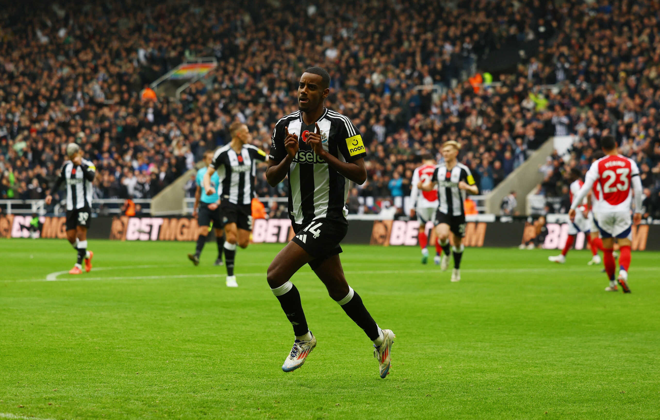 Soccer Football - Premier League - Newcastle United v Arsenal - St James' Park, Newcastle, Britain - November 2, 2024 Newcastle United's Alexander Isak celebrates scoring their first goal Action Images via Reuters