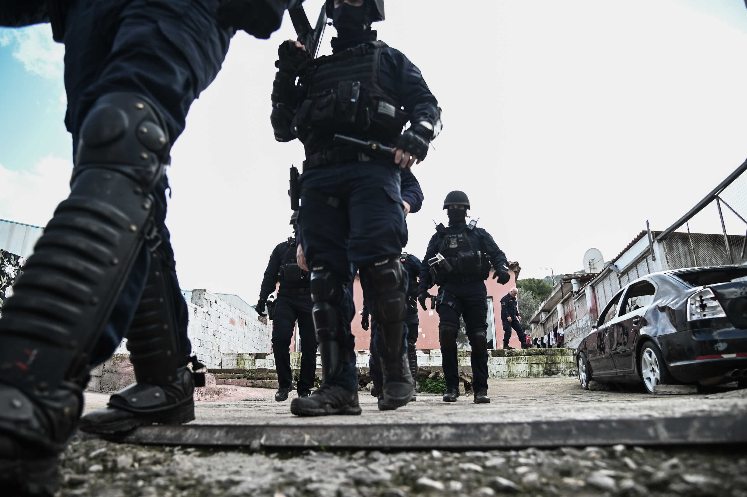 Επιχείρηση της Ελληνικής Αστυνομίας  σε καταυλισμό Ρομά στα Νεόκτιστα Ασπροπύργου, Παρασκευή 9 Δεκεμβρίου 2022.
(ΜΙΧΑΛΗΣ ΚΑΡΑΓΙΑΝΝΗΣ